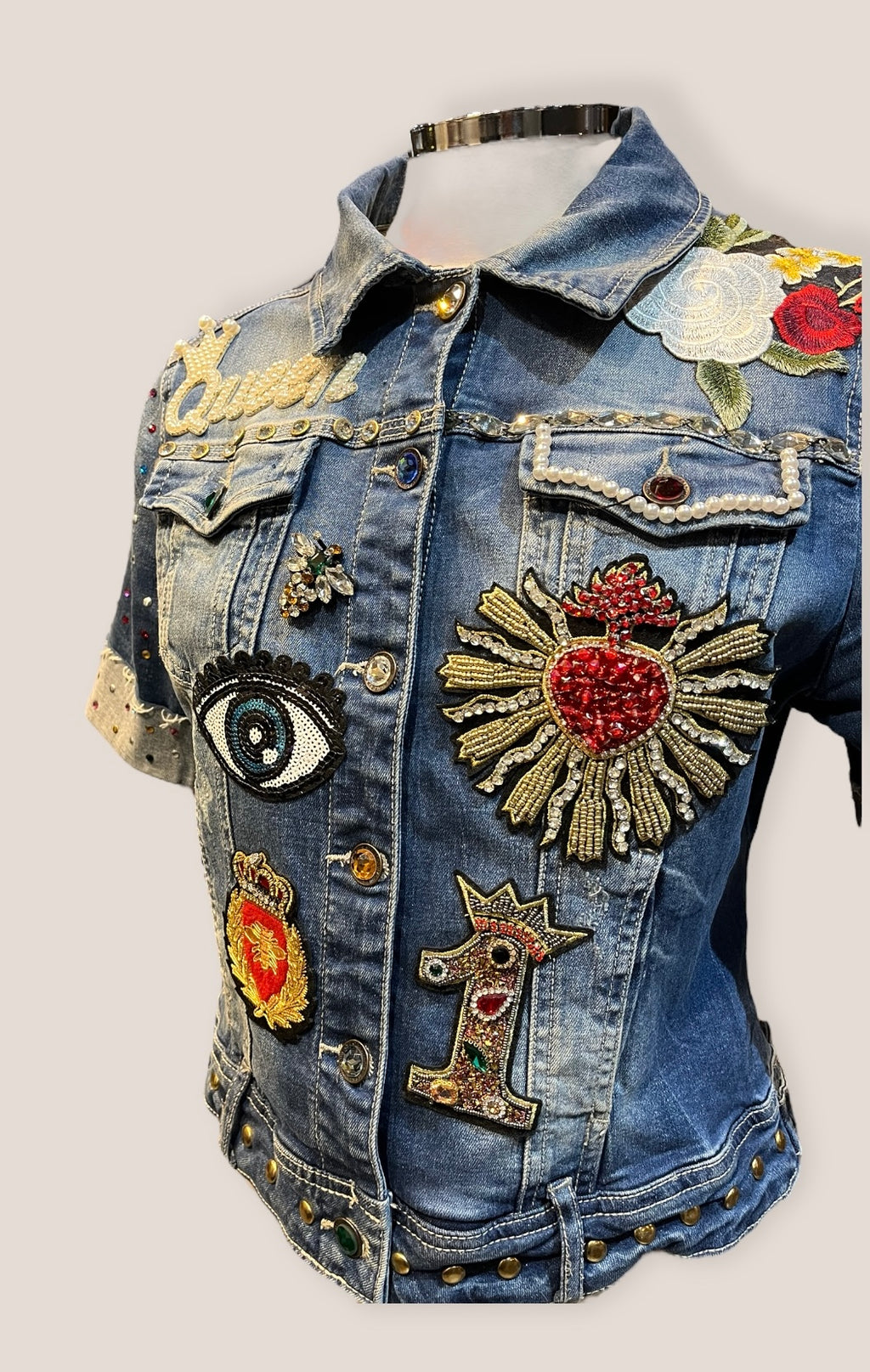 Chaqueta vaquera con calavera y gran cantidad de parches bordados y pedrería