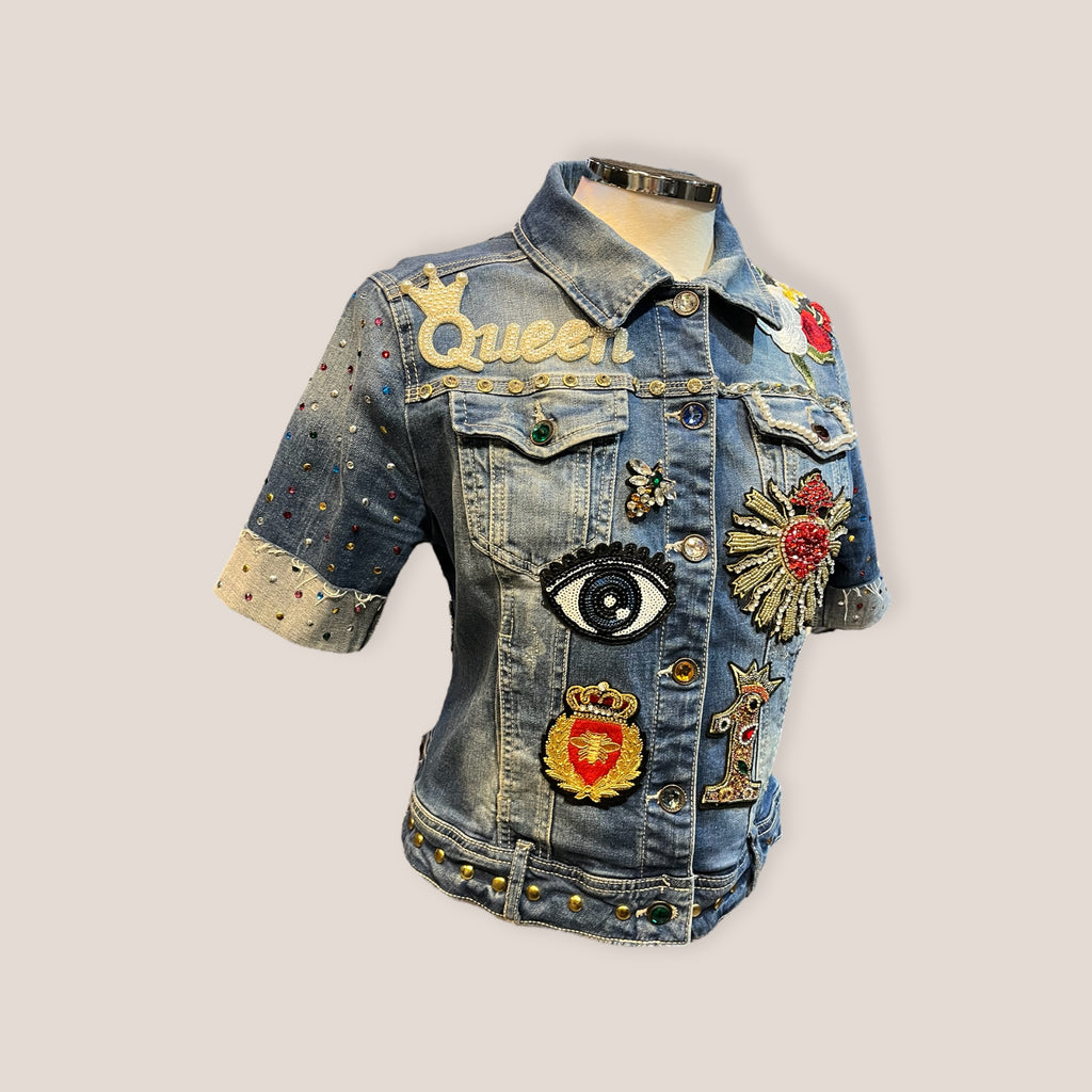 Chaqueta vaquera con calavera y gran cantidad de parches bordados y pedrería