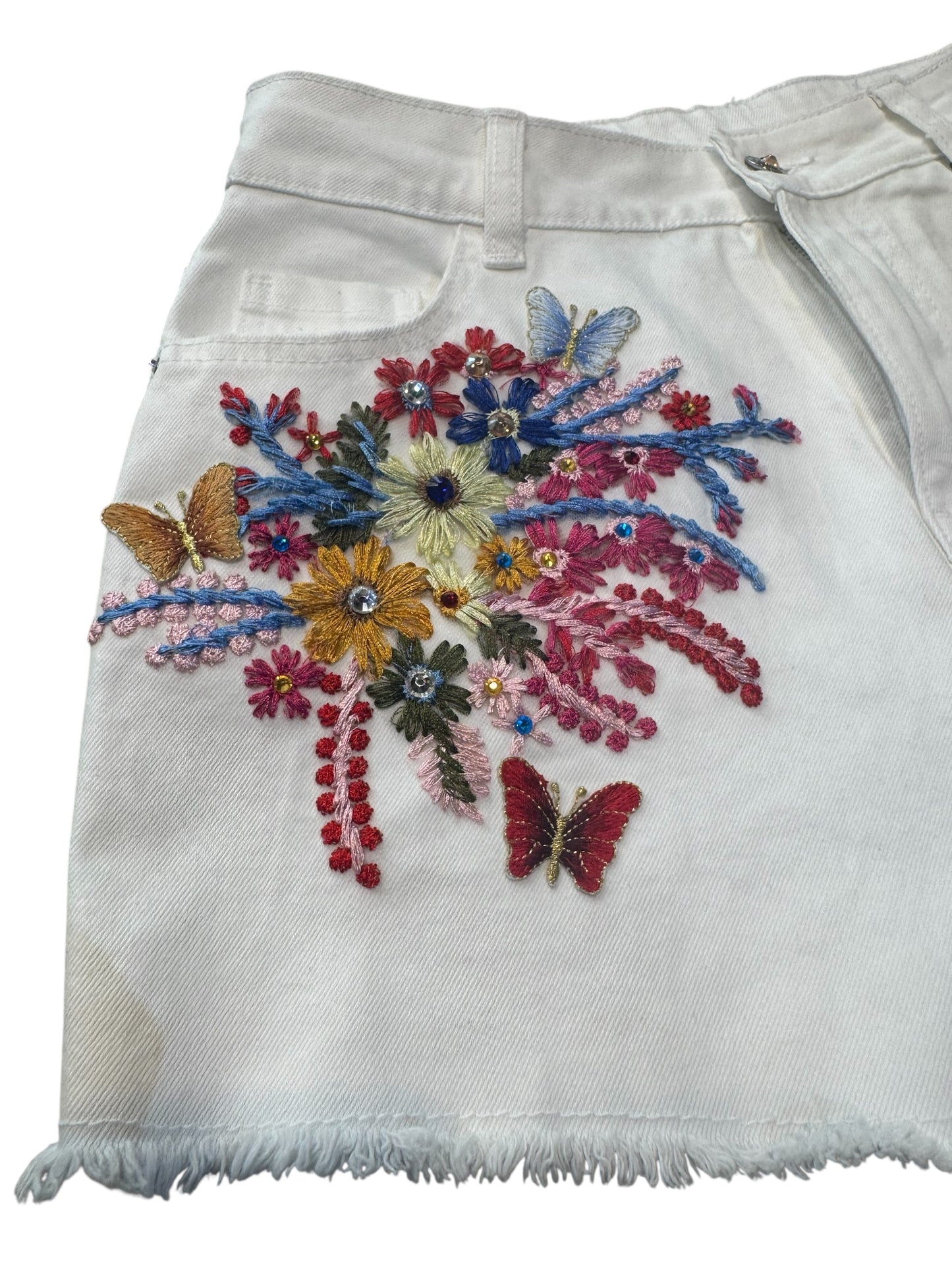 Pantalón corto con flores y strass
