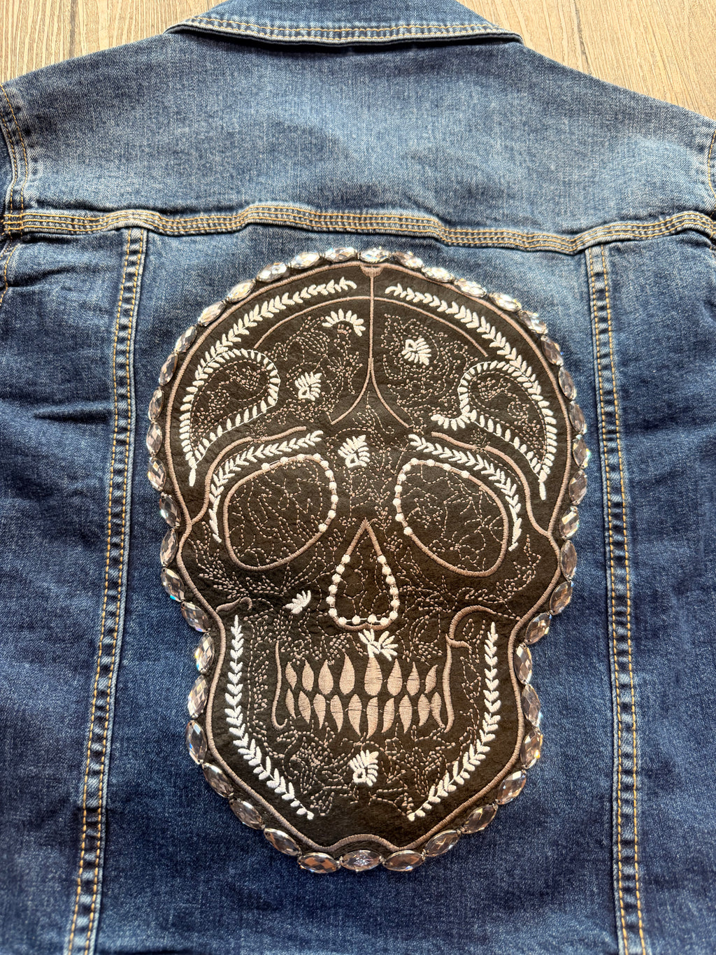 Chaqueta vaquera calavera negra y pedrería