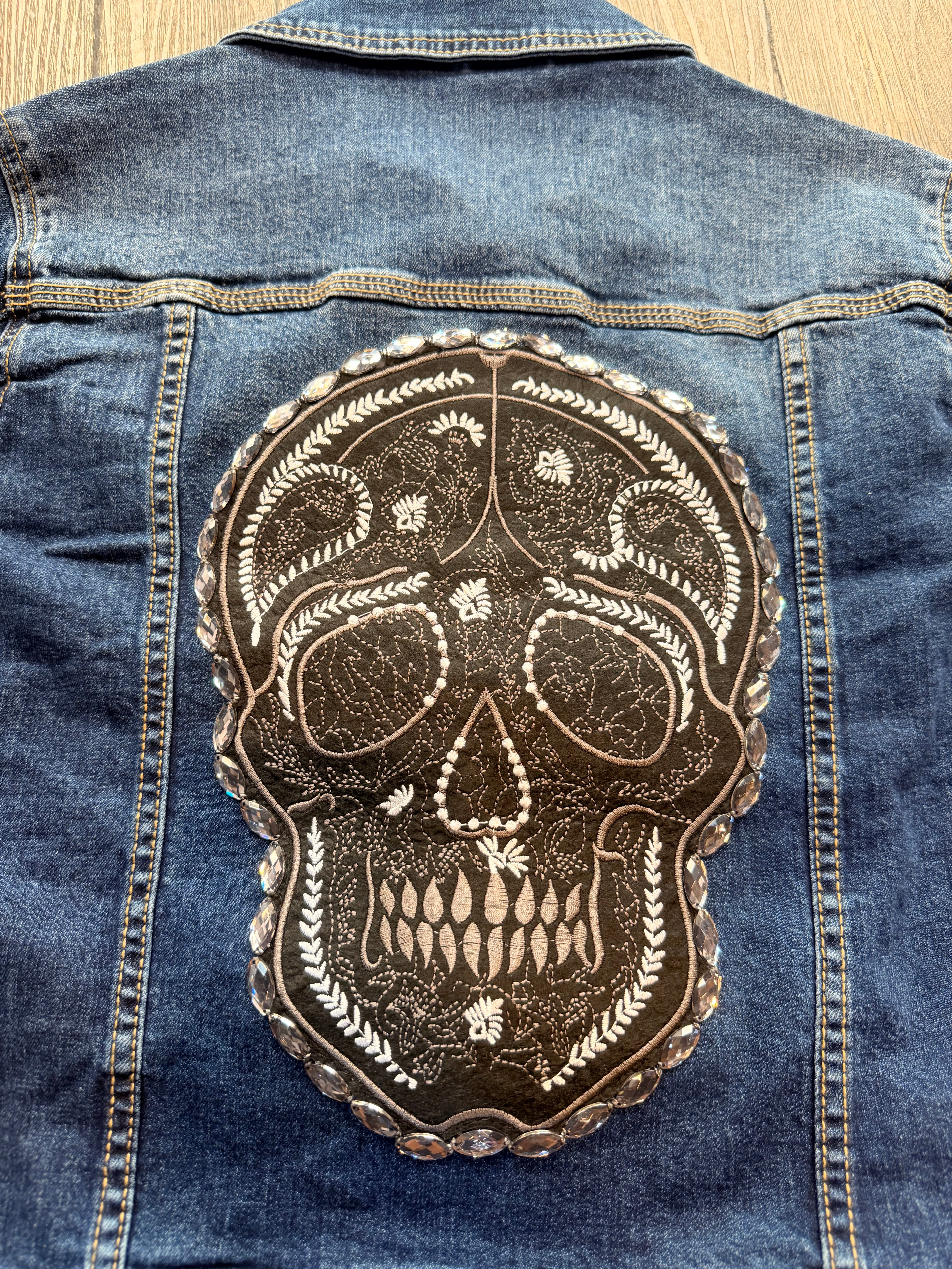 Chaqueta vaquera calavera negra y pedrería