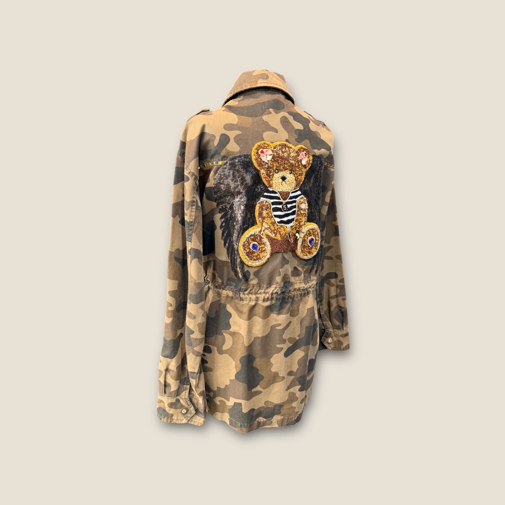 Sobre camisa camuflaje con alas y osito