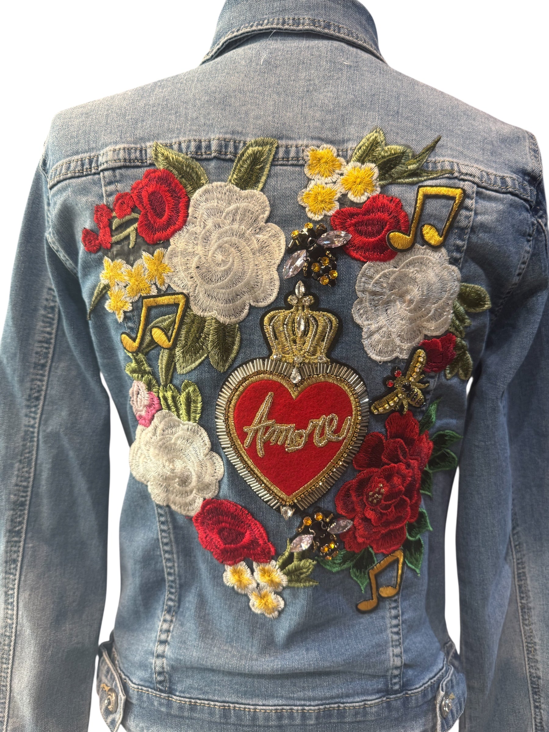 Chaqueta vaquera con flores y corazón