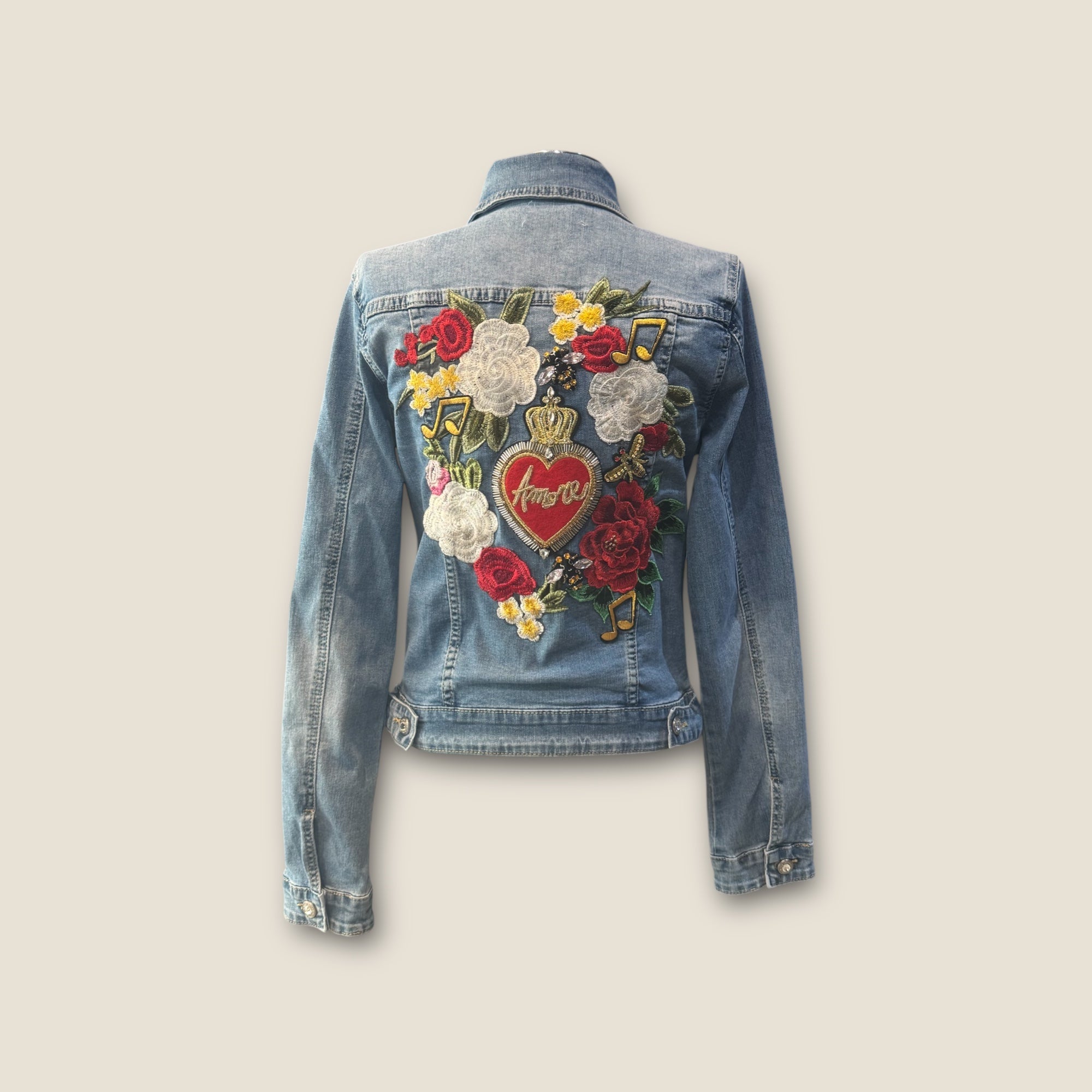 Chaqueta vaquera con flores y corazón