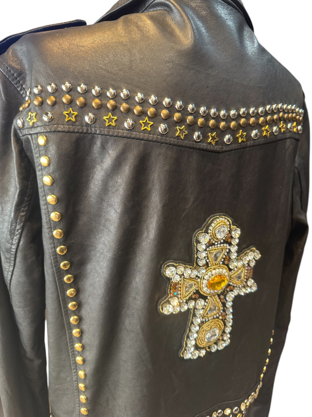 Biker piel customizada con cruz de pedrería y remaches