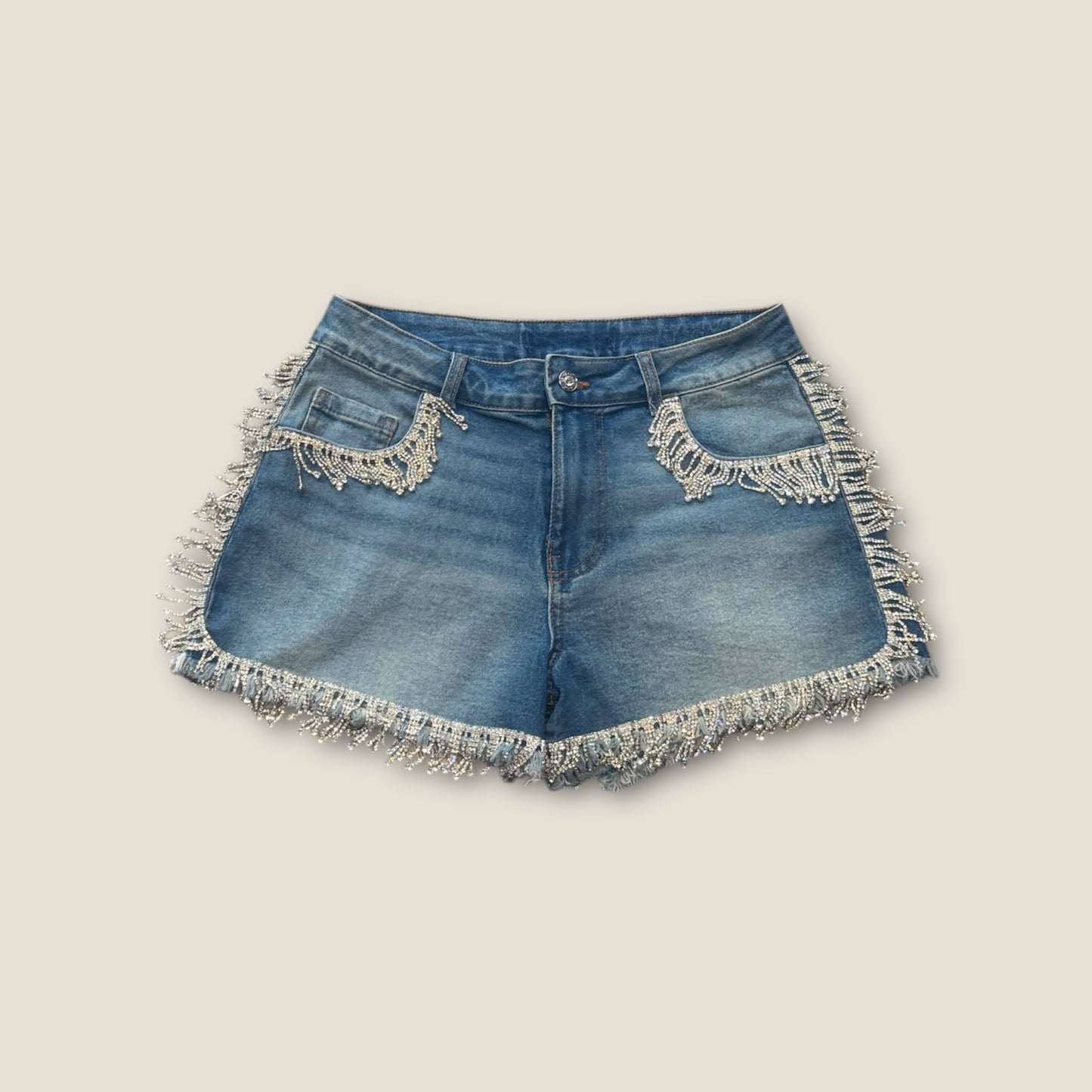 Pantalón corto bordeado con flecos de pedrería