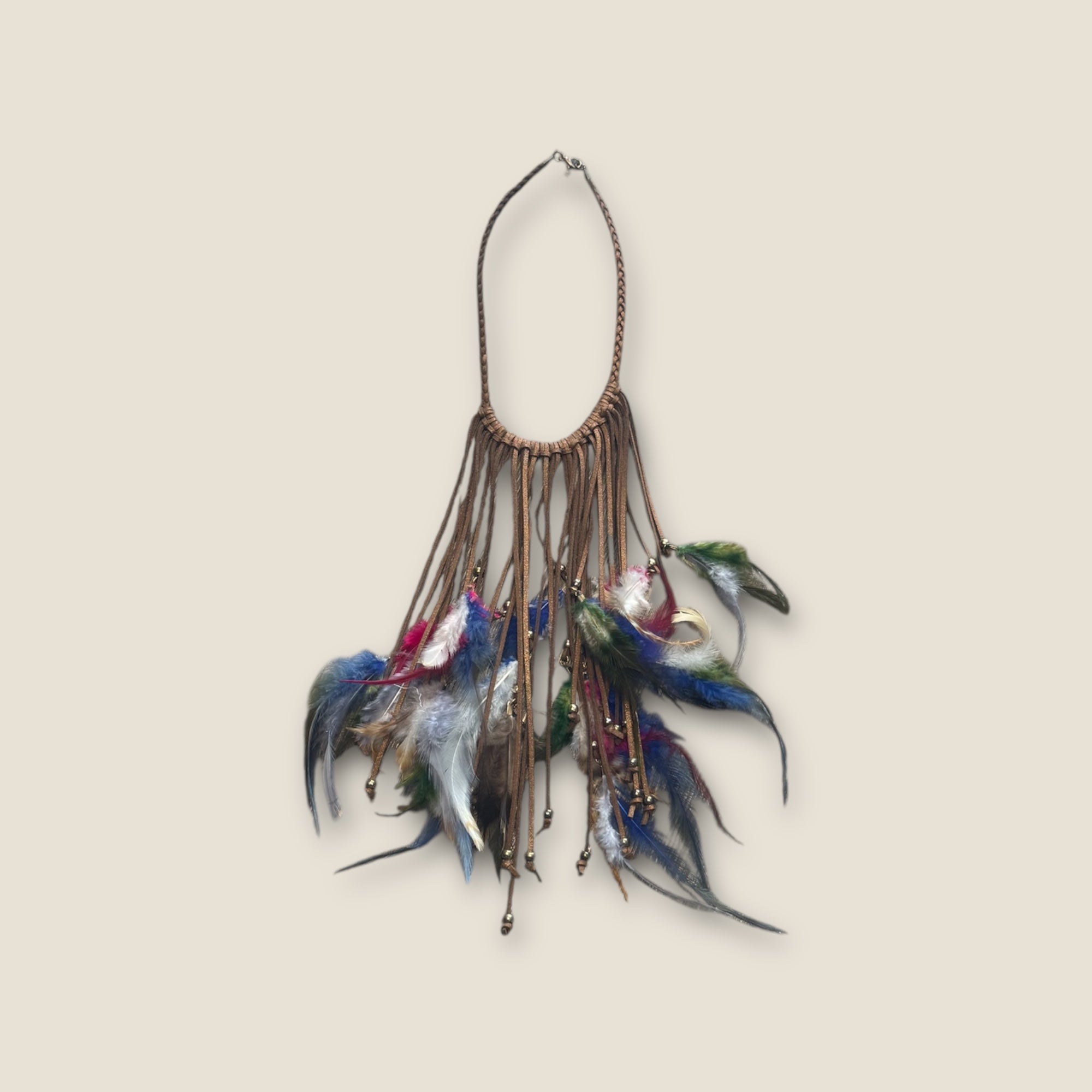 Collar plumas