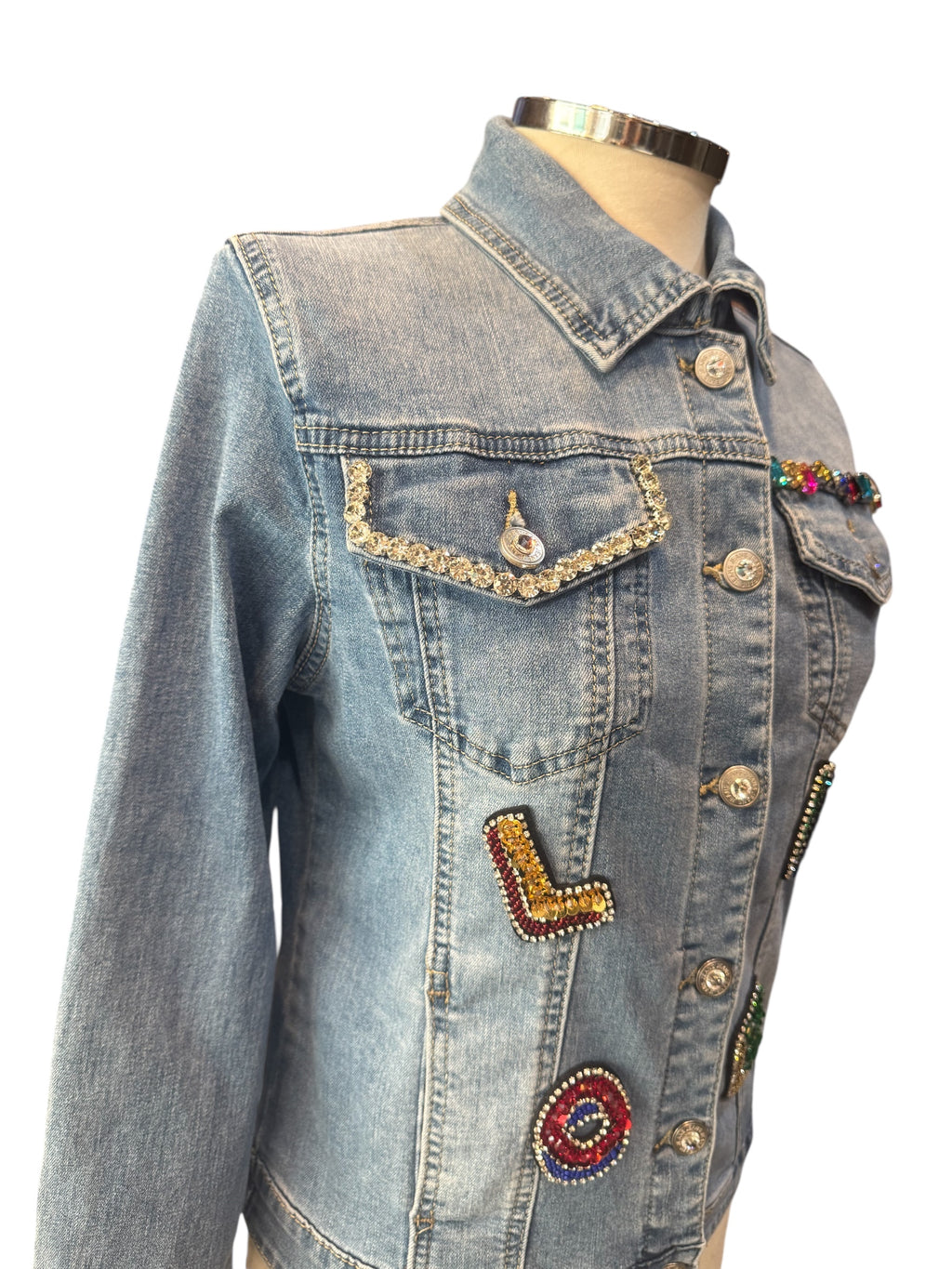 Chaqueta vaquera con flores y corazón