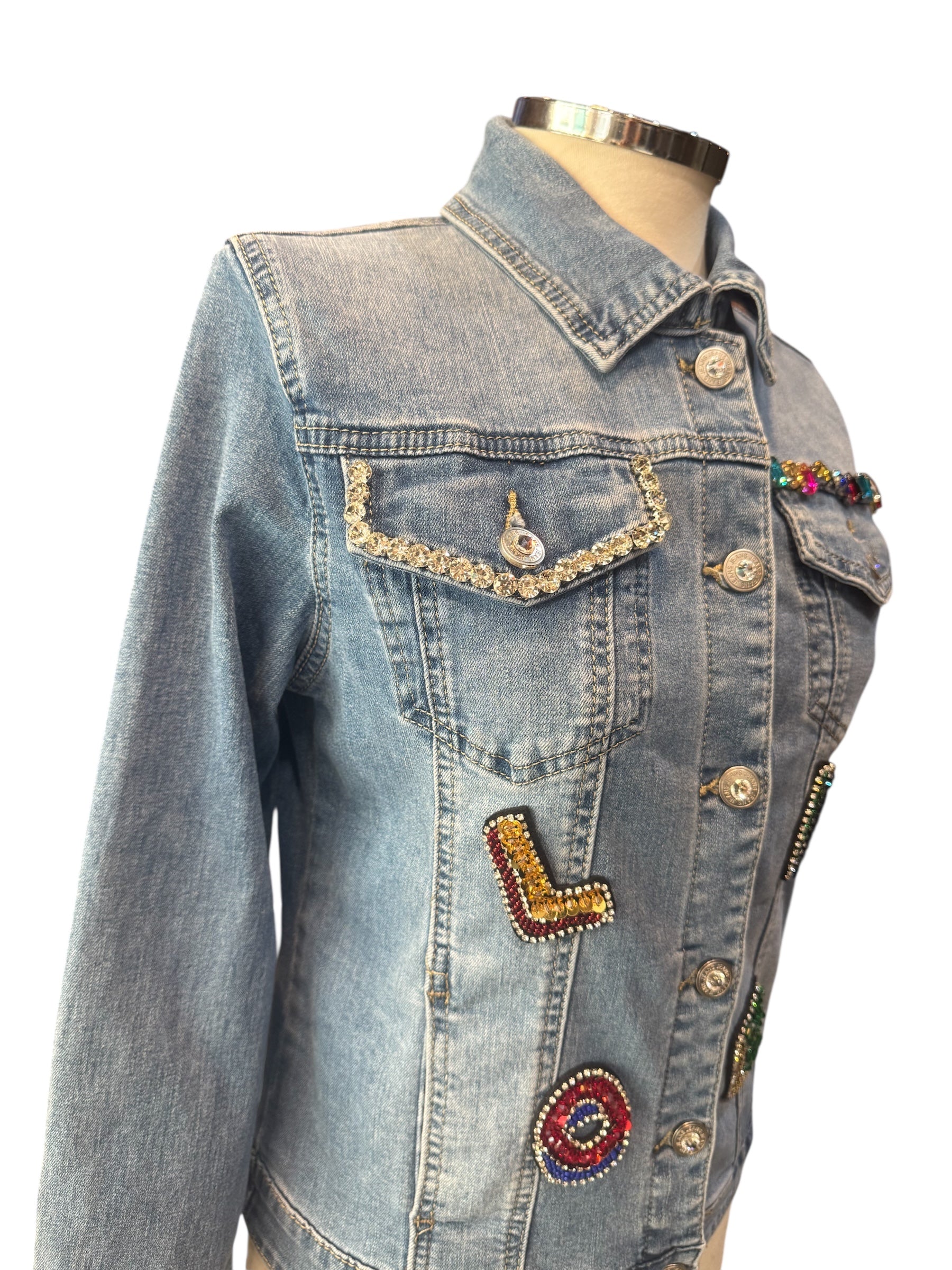 Chaqueta vaquera con flores y corazón