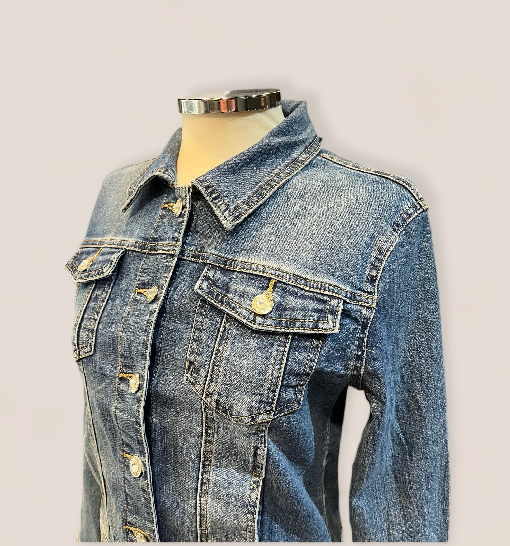 Chaqueta vaquera alas lentejuelas y Corazón pedreria
