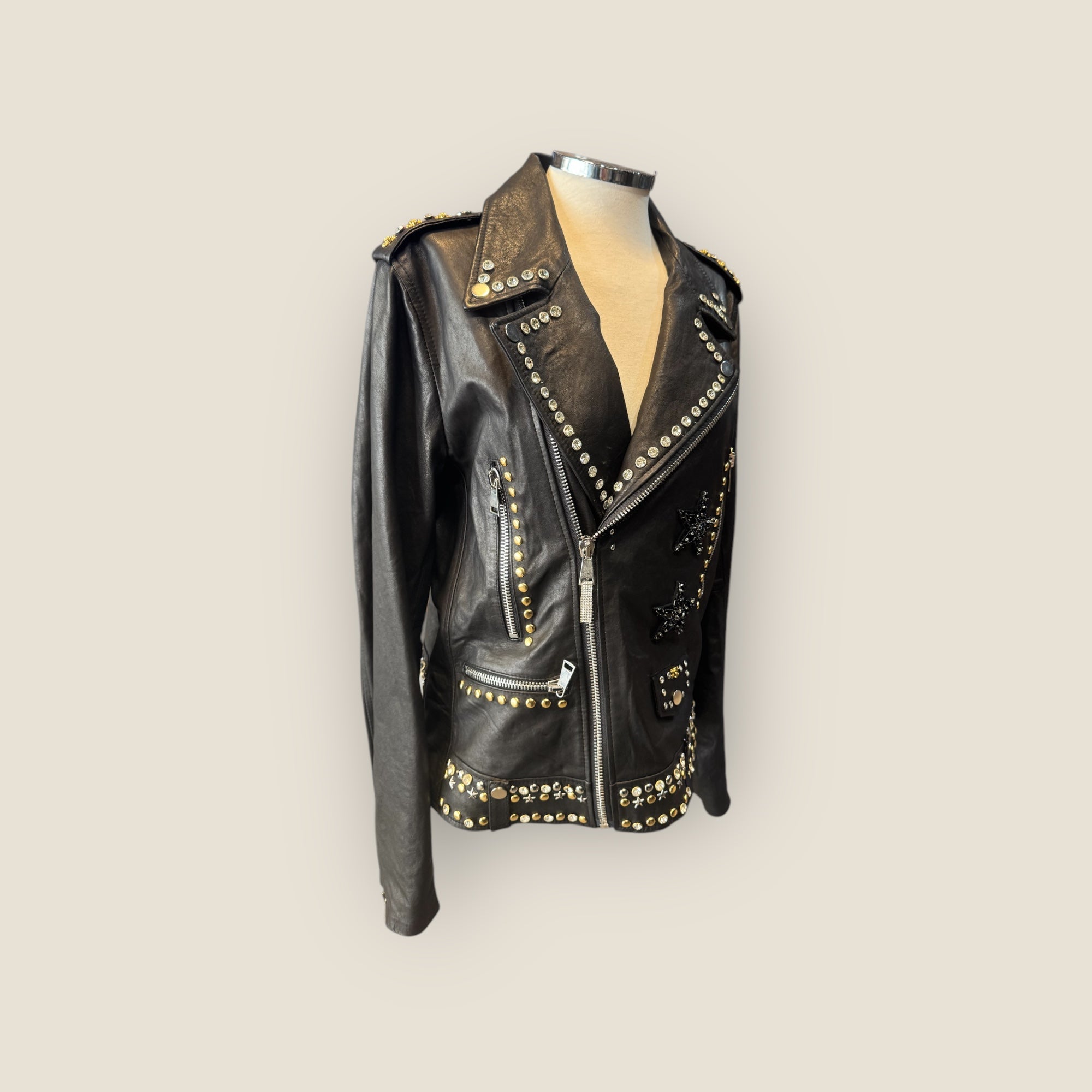 Biker piel customizada con cruz de pedrería y remaches