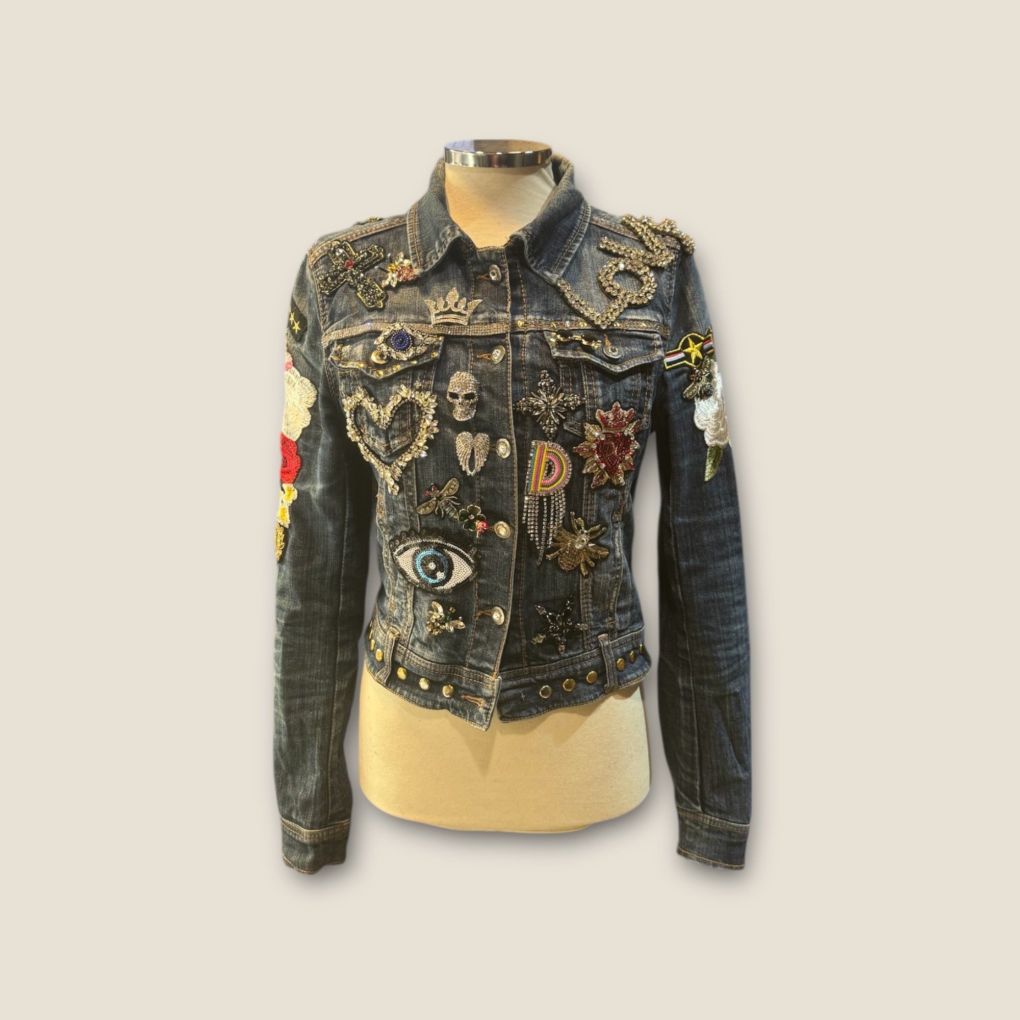 Chaqueta vaquera alas negras y multitud de parches
