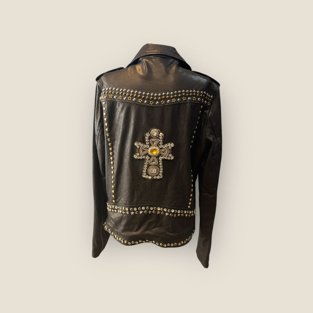 Biker piel customizada con cruz de pedrería y remaches