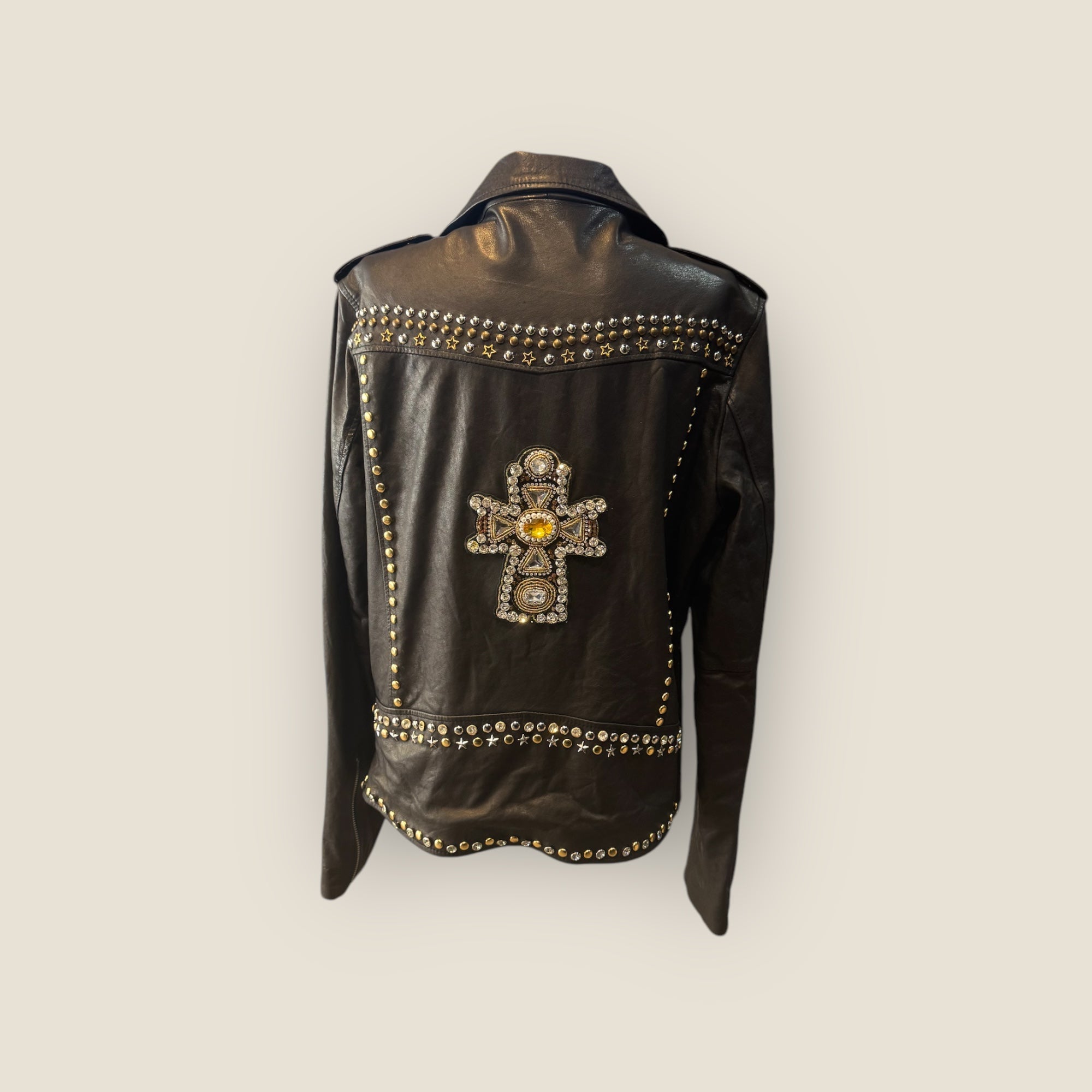Biker piel customizada con cruz de pedrería y remaches