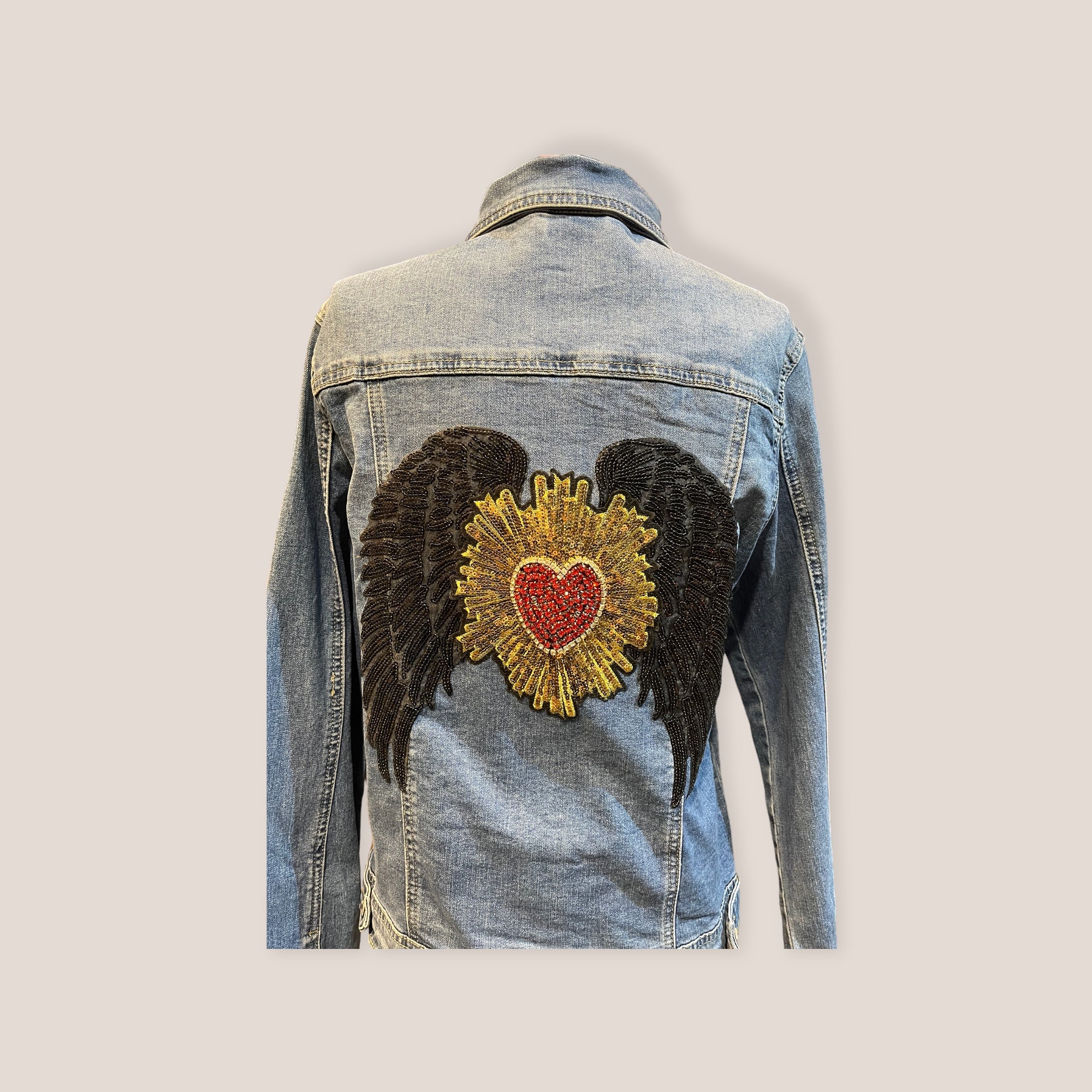 Chaqueta vaquera alas negras de lentejuelas y Corazón pedreria