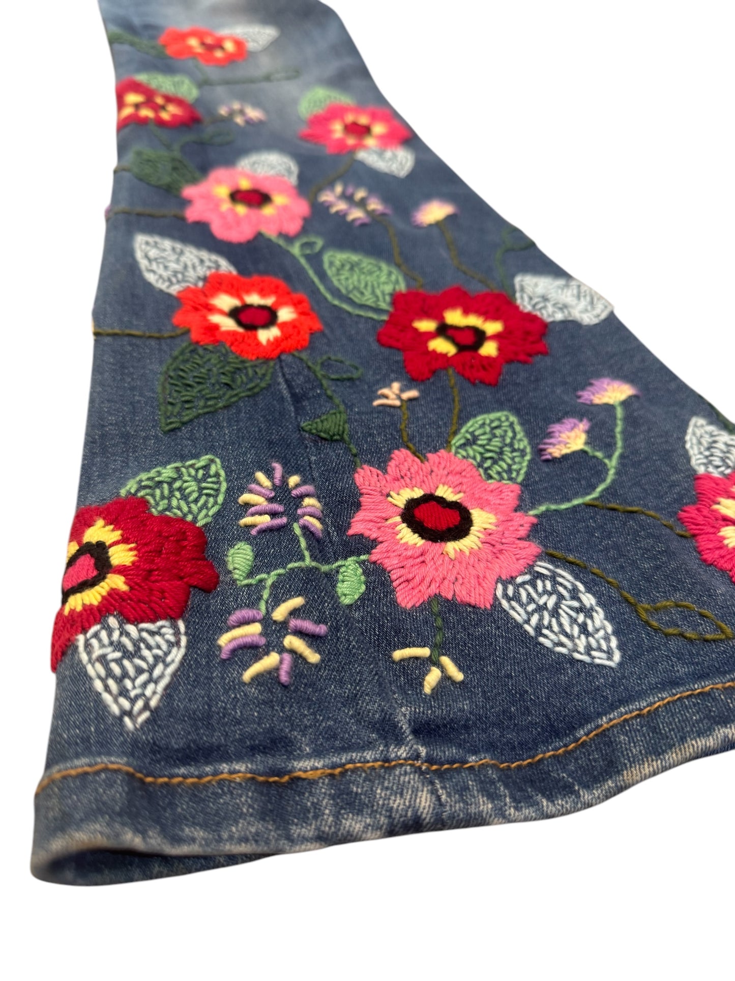 Pantalón bordado artesanalmente con flores