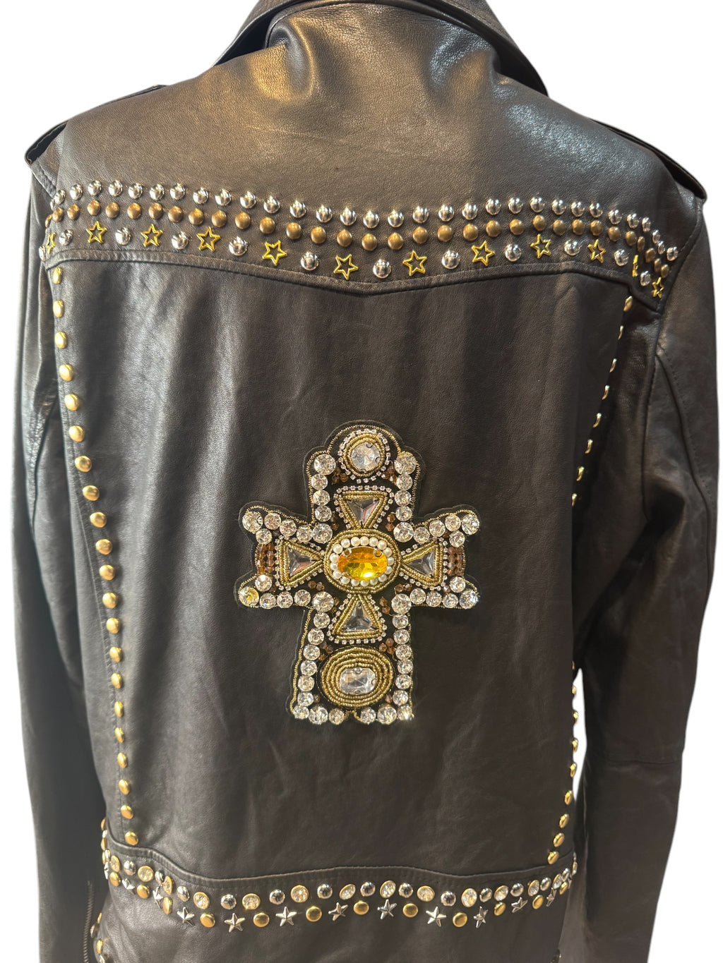 Biker piel customizada con cruz de pedrería y remaches