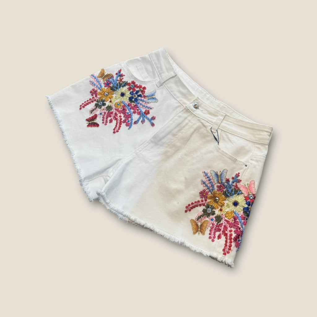 Pantalón corto con flores y strass