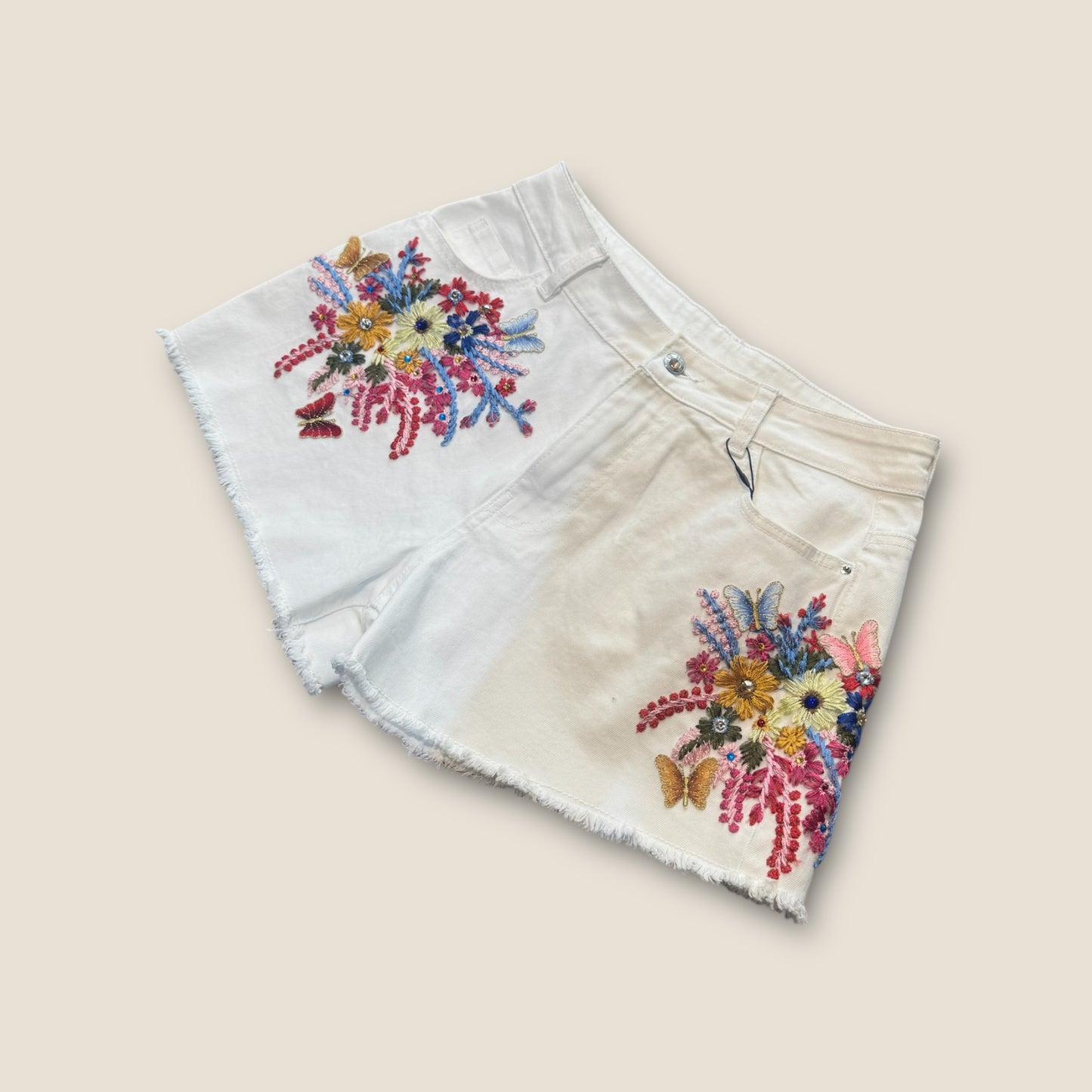 Pantalón corto con flores y strass