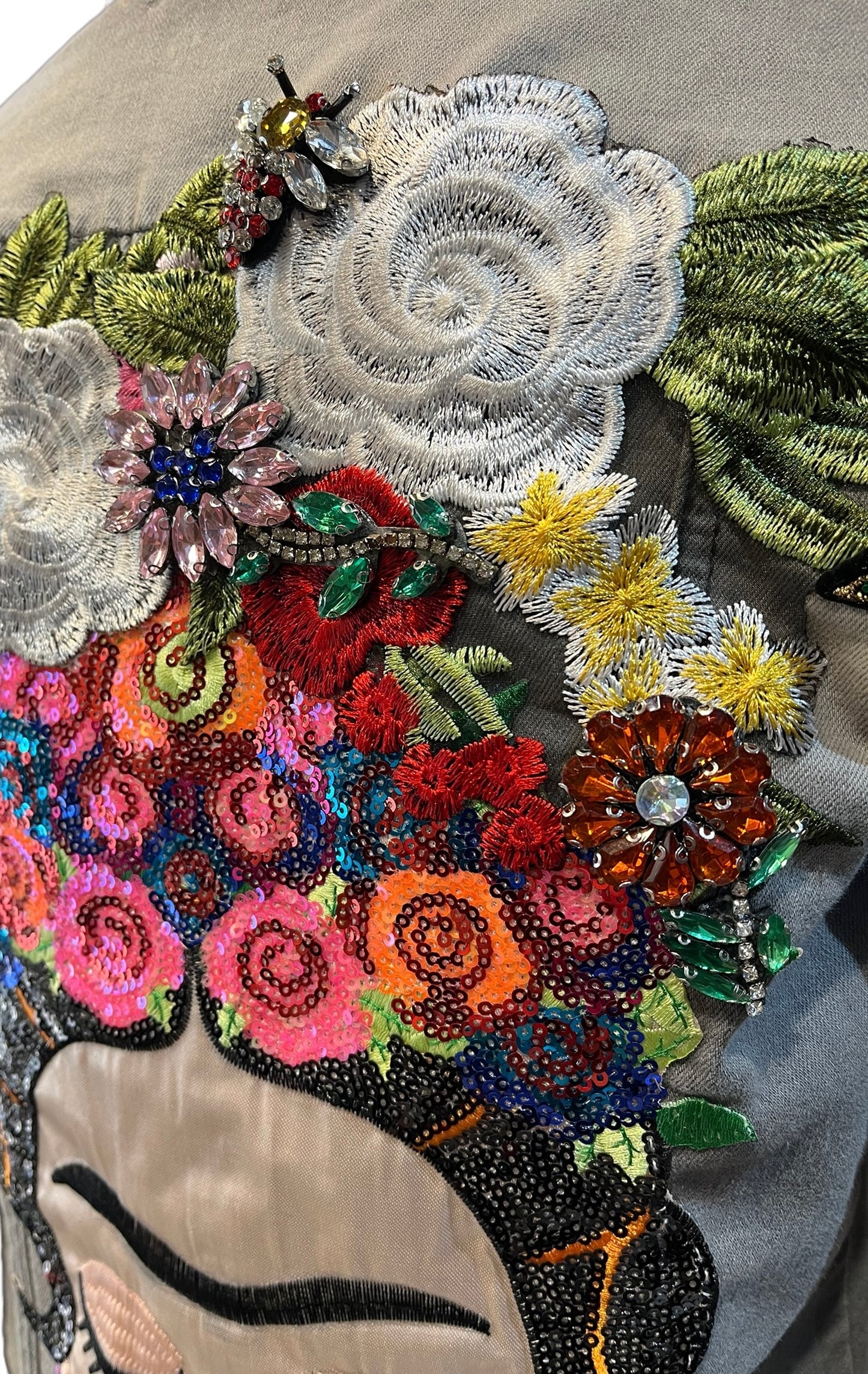 Chaqueta vaquera gris Frida con flores y pedreria