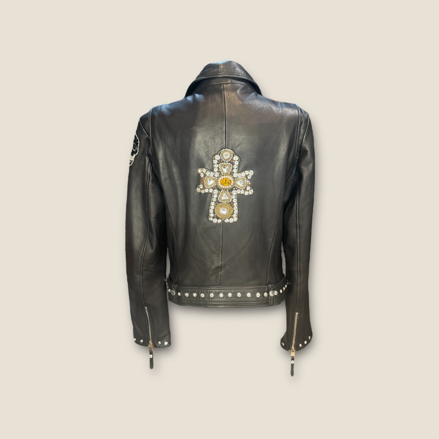 Biker cuero con cruz de pedrería y remaches