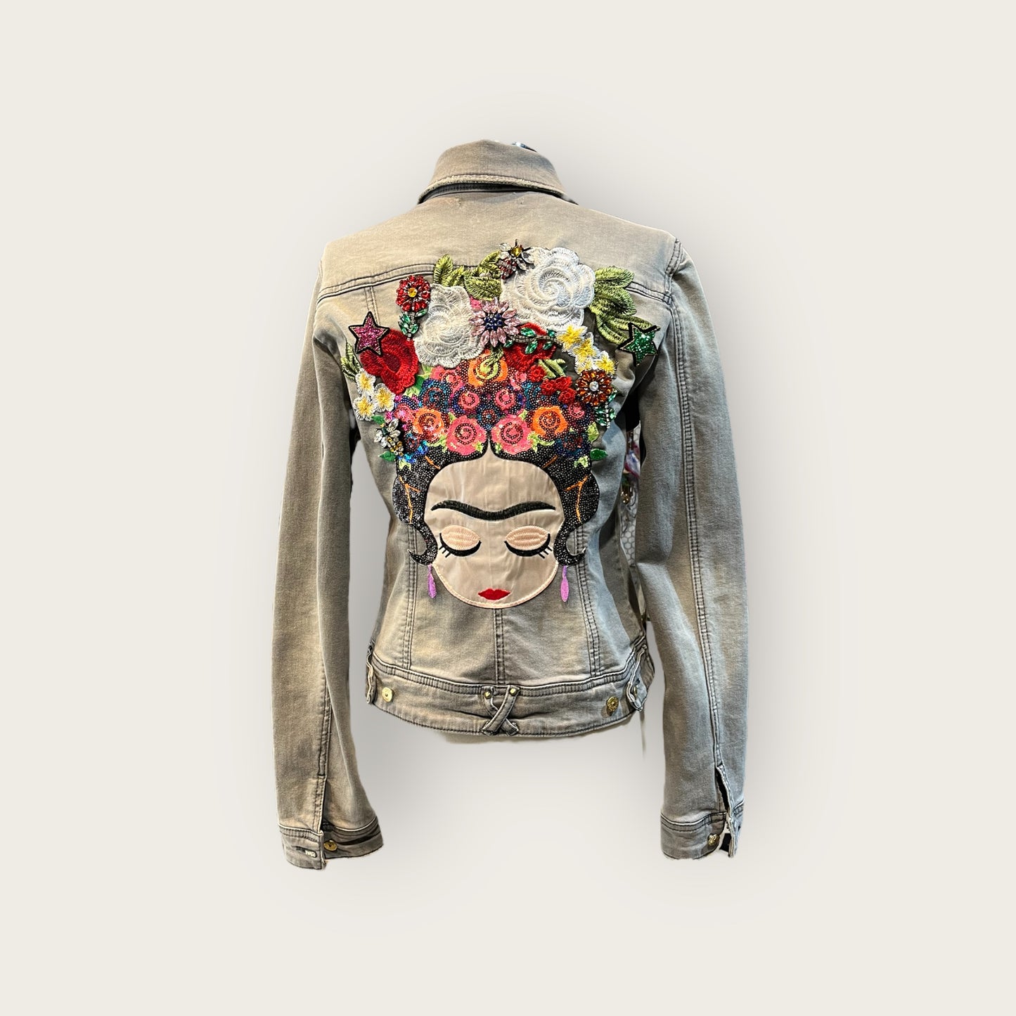 Chaqueta vaquera gris Frida con flores y pedreria