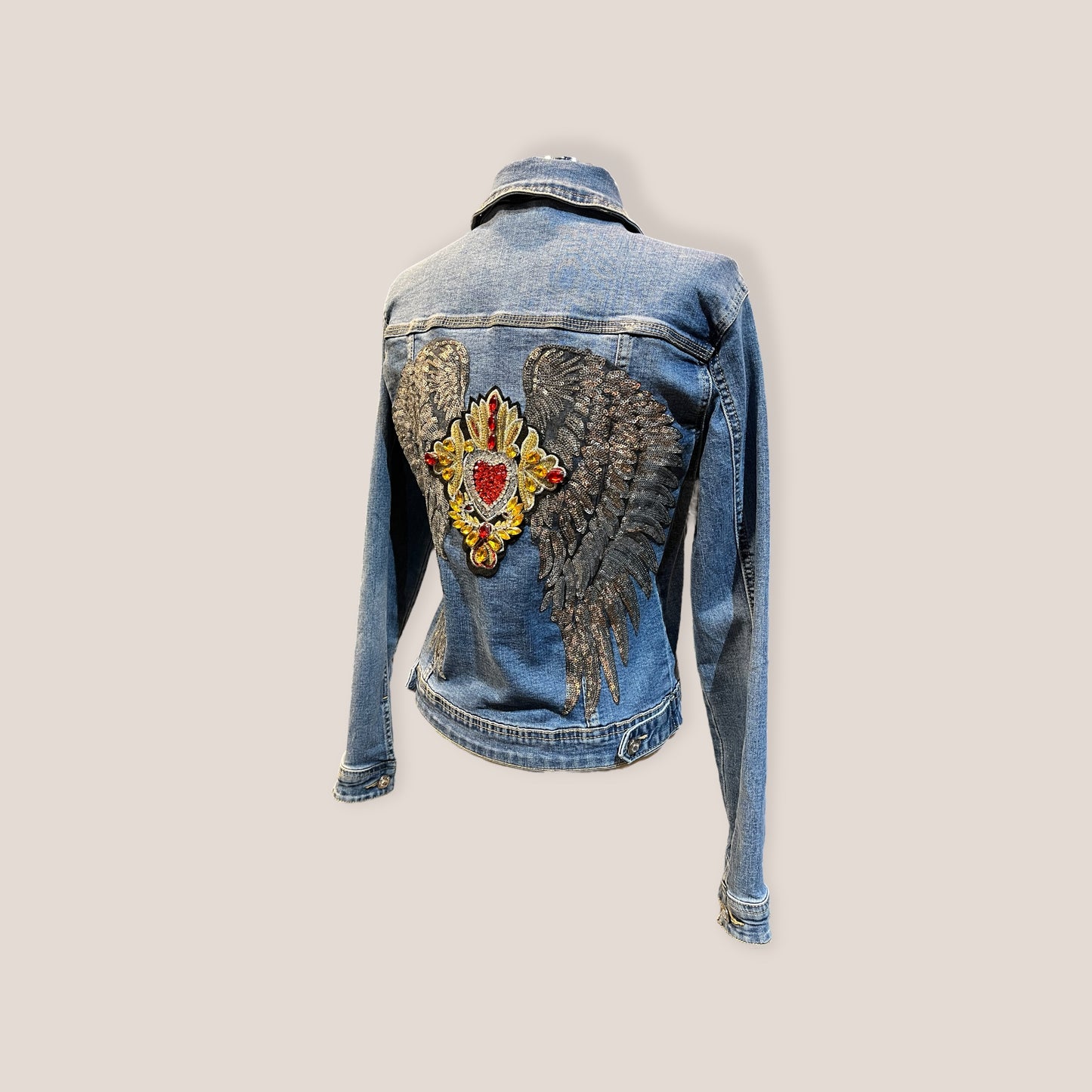 Chaqueta vaquera alas lentejuelas y Corazón pedreria
