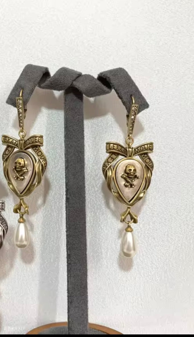 Pendientes Calaveras con perla lágrima