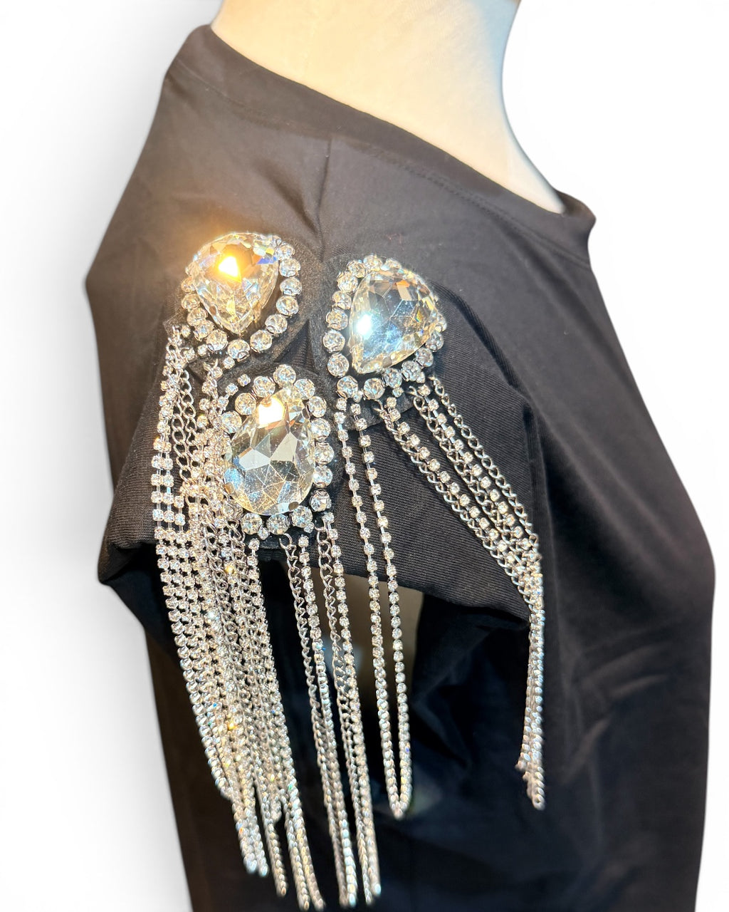 Camiseta hombreras pedrería y calavera strass