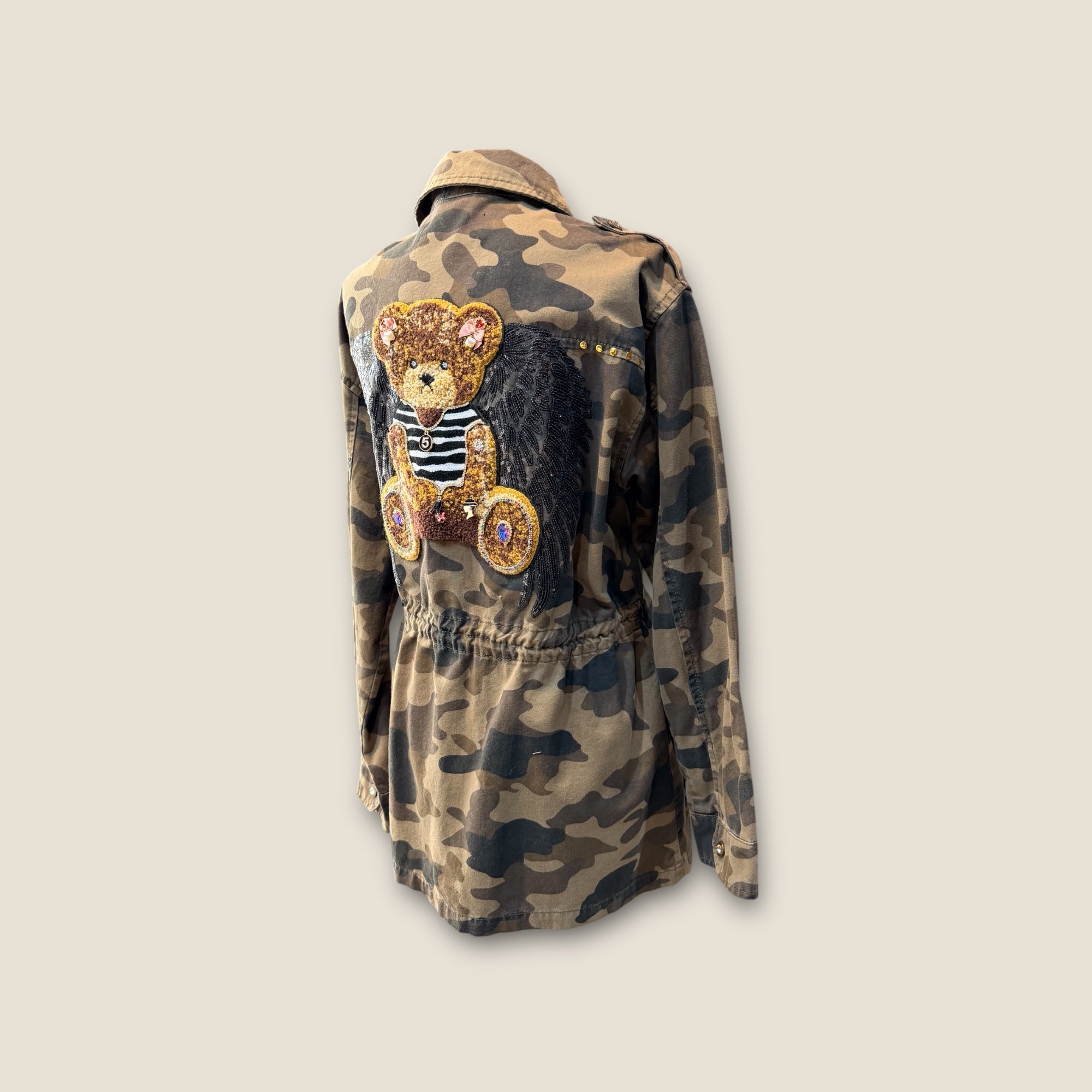 Sobre camisa camuflaje con alas y osito