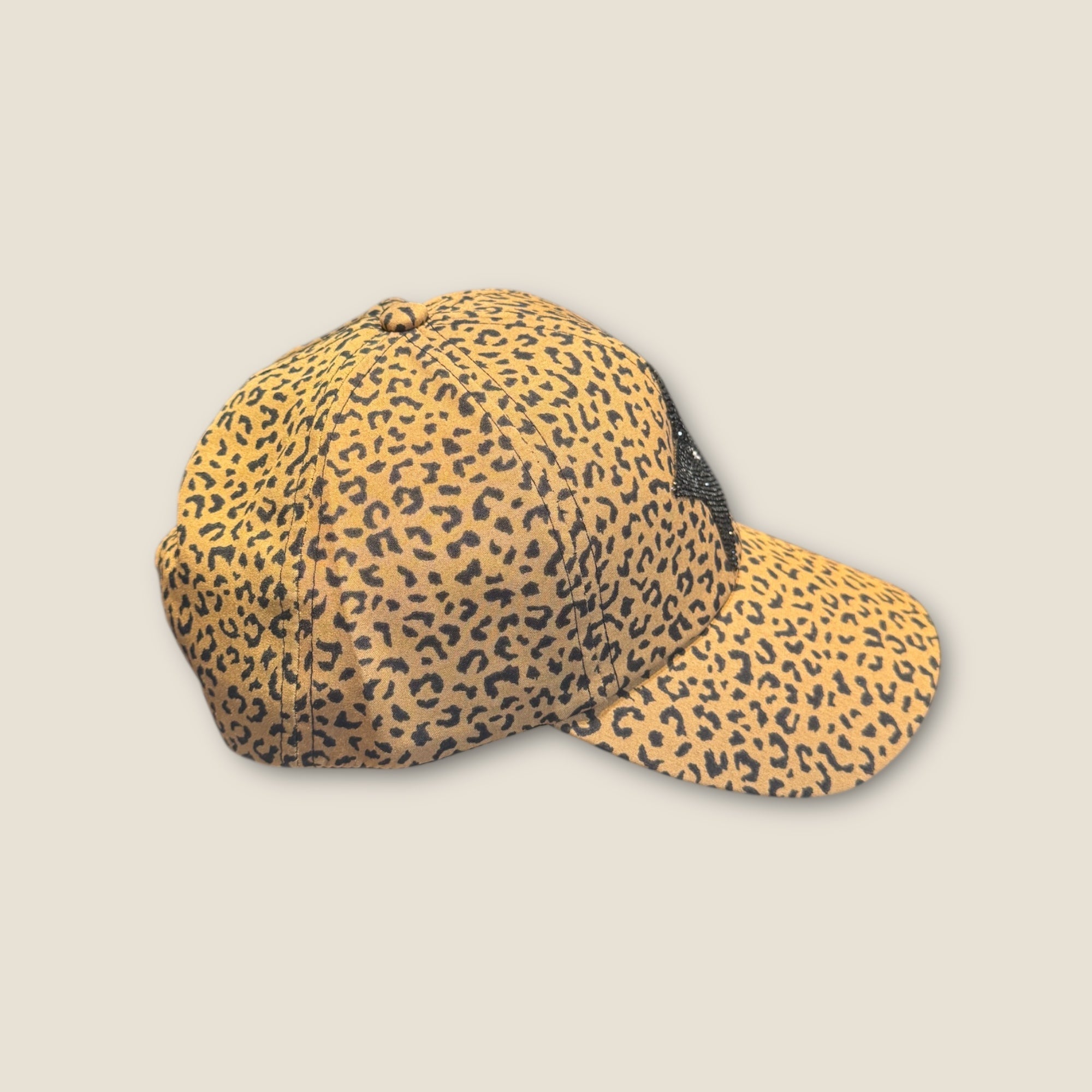 Gorra animal print con estrella