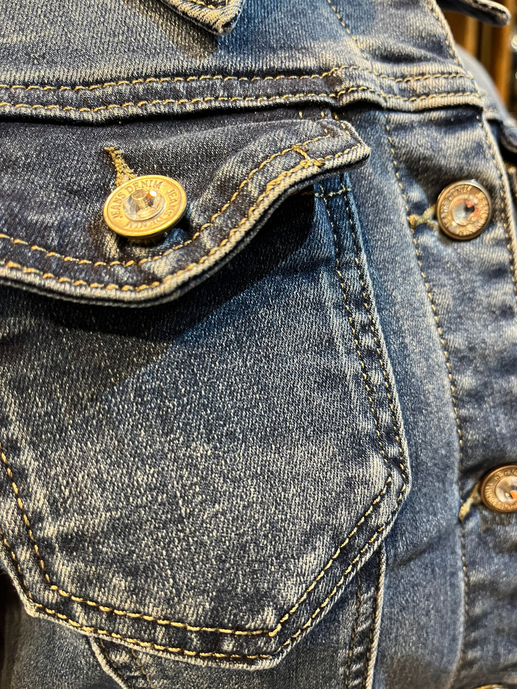 Chaqueta vaquera con flecos largos de pedreria