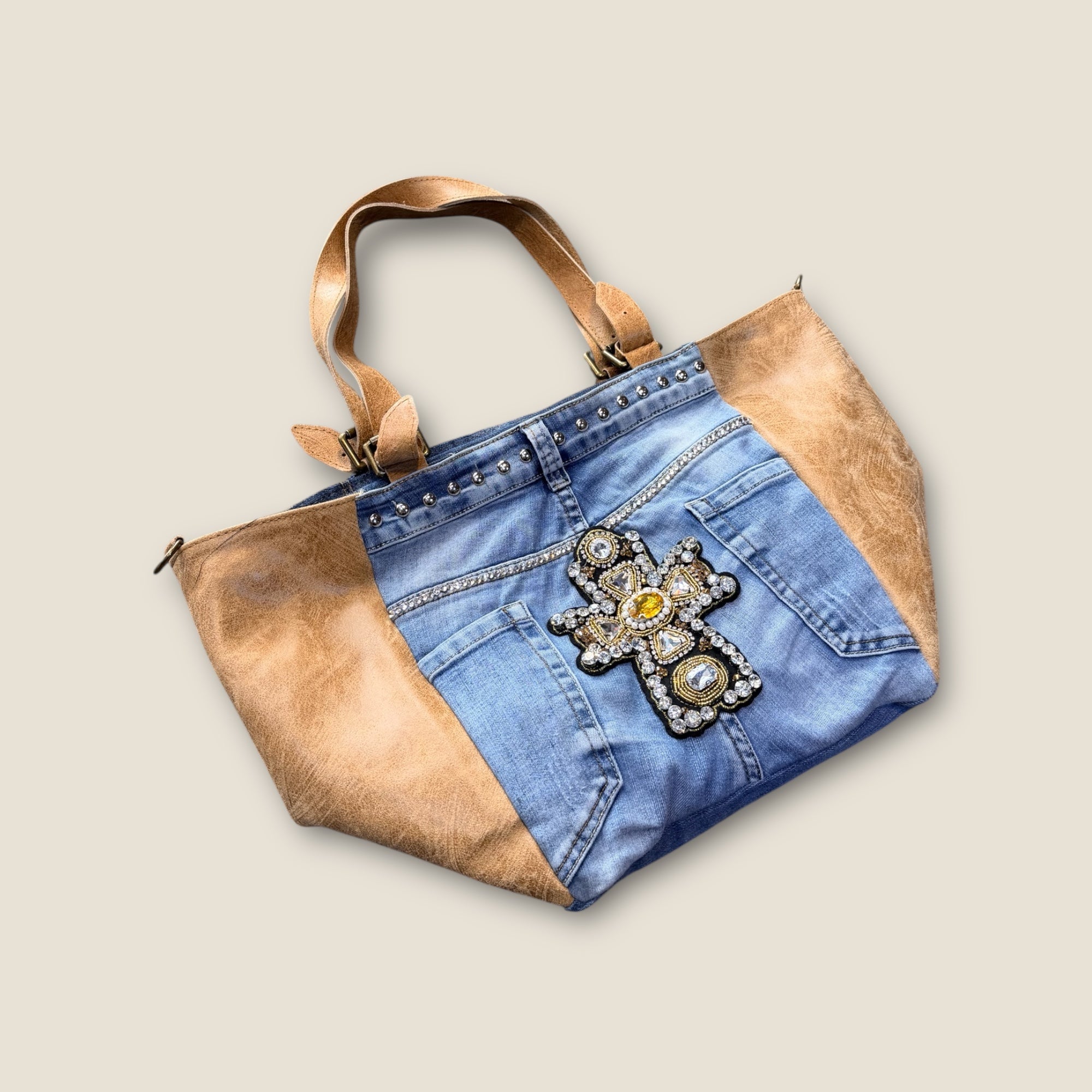 Bolso shopping vaquero con cruz de pedrería