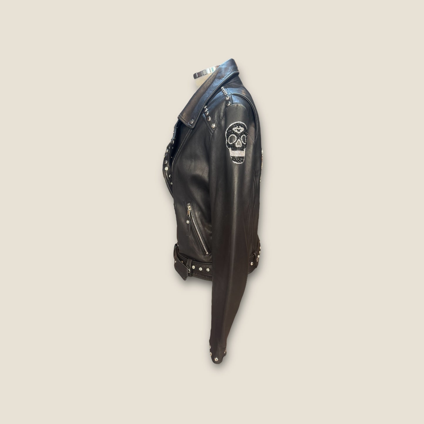 Biker cuero con cruz de pedrería y remaches