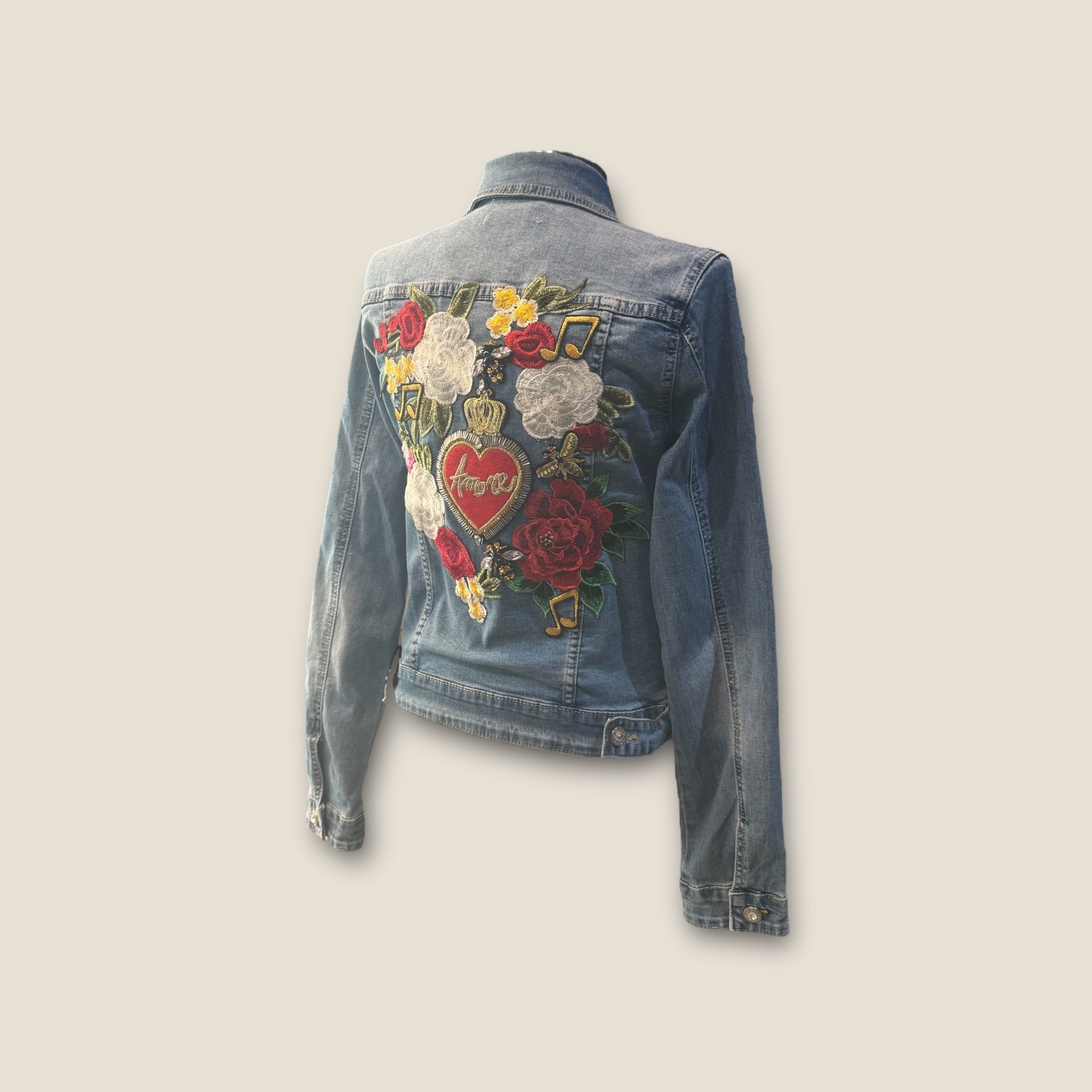 Chaqueta vaquera con flores y corazón