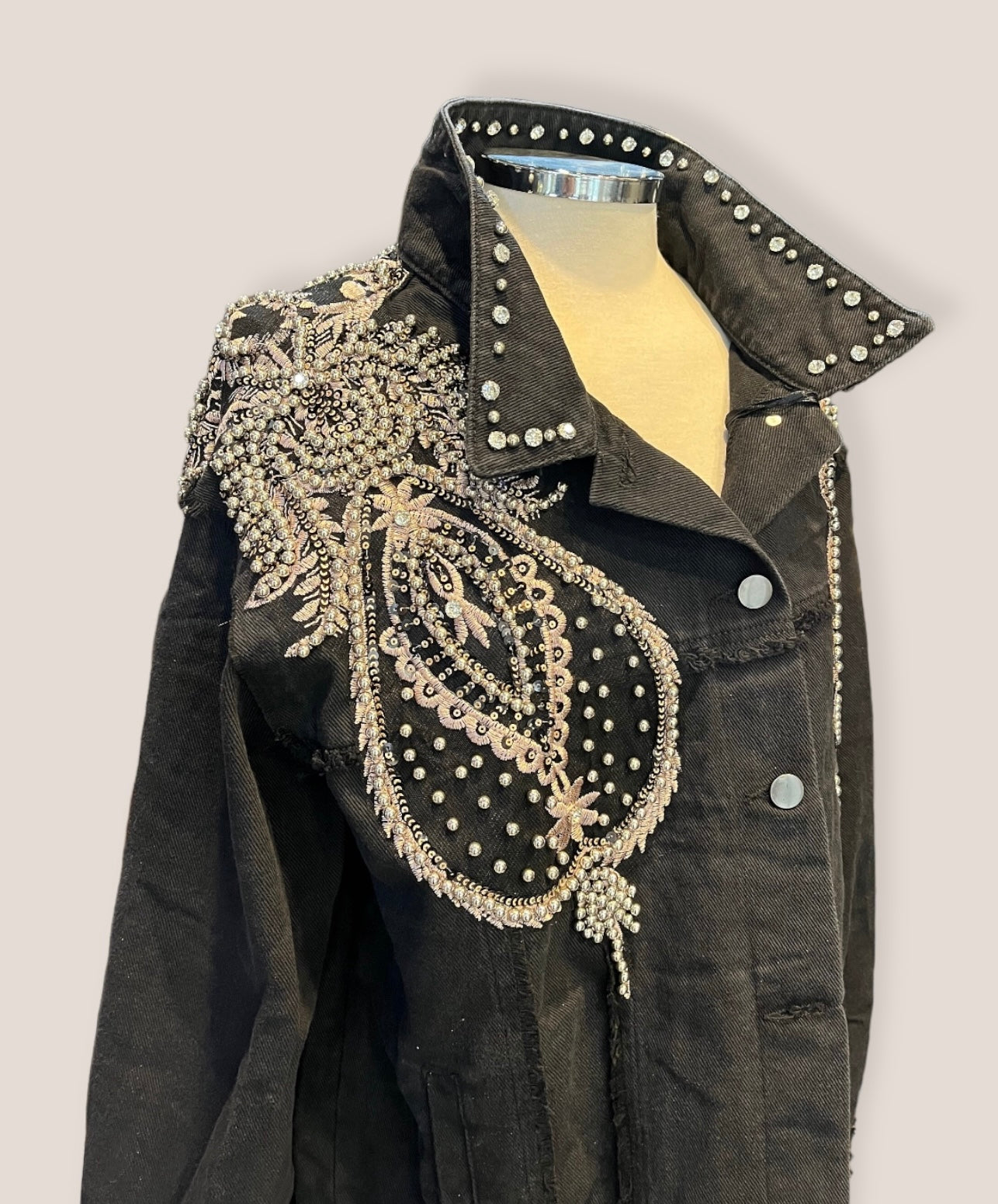 Chaqueta vaquera negra bordada