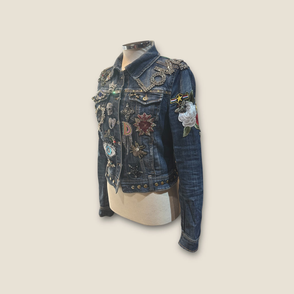 Chaqueta vaquera alas negras y multitud de parches