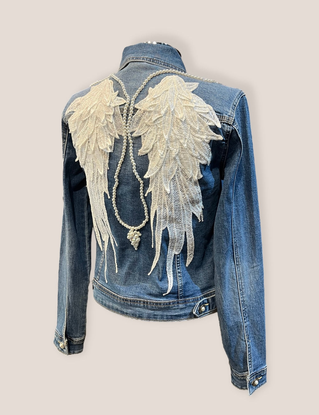 Chaqueta vaquera alas de ángel y perlas
