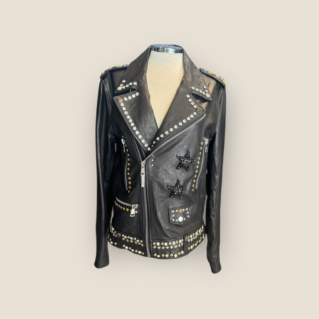 Biker piel customizada con cruz de pedrería y remaches