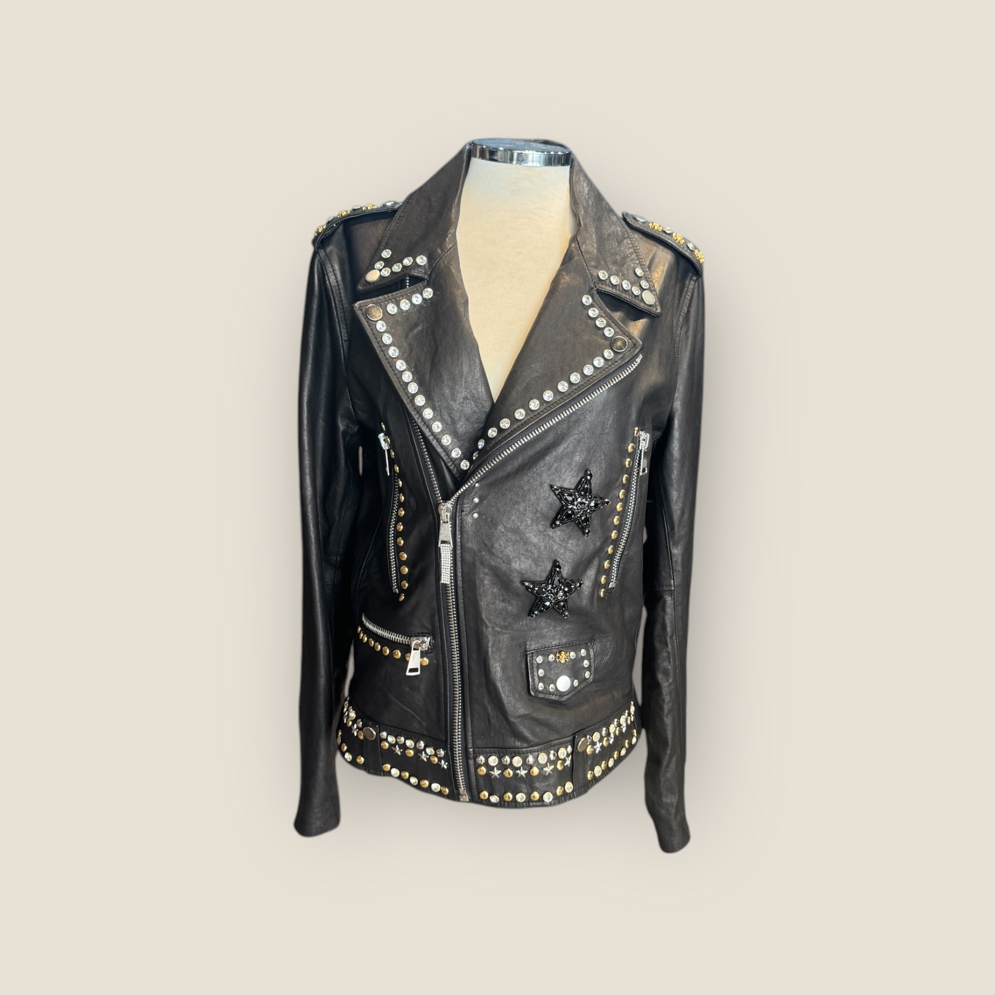 Biker piel customizada con cruz de pedrería y remaches