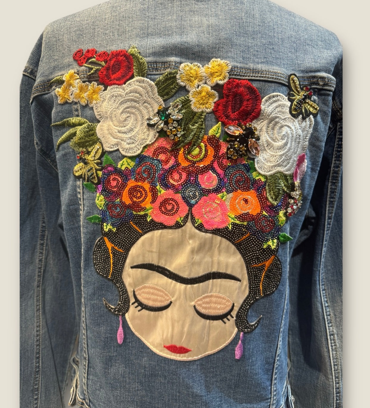 Chaqueta Frida con flores y pedreria
