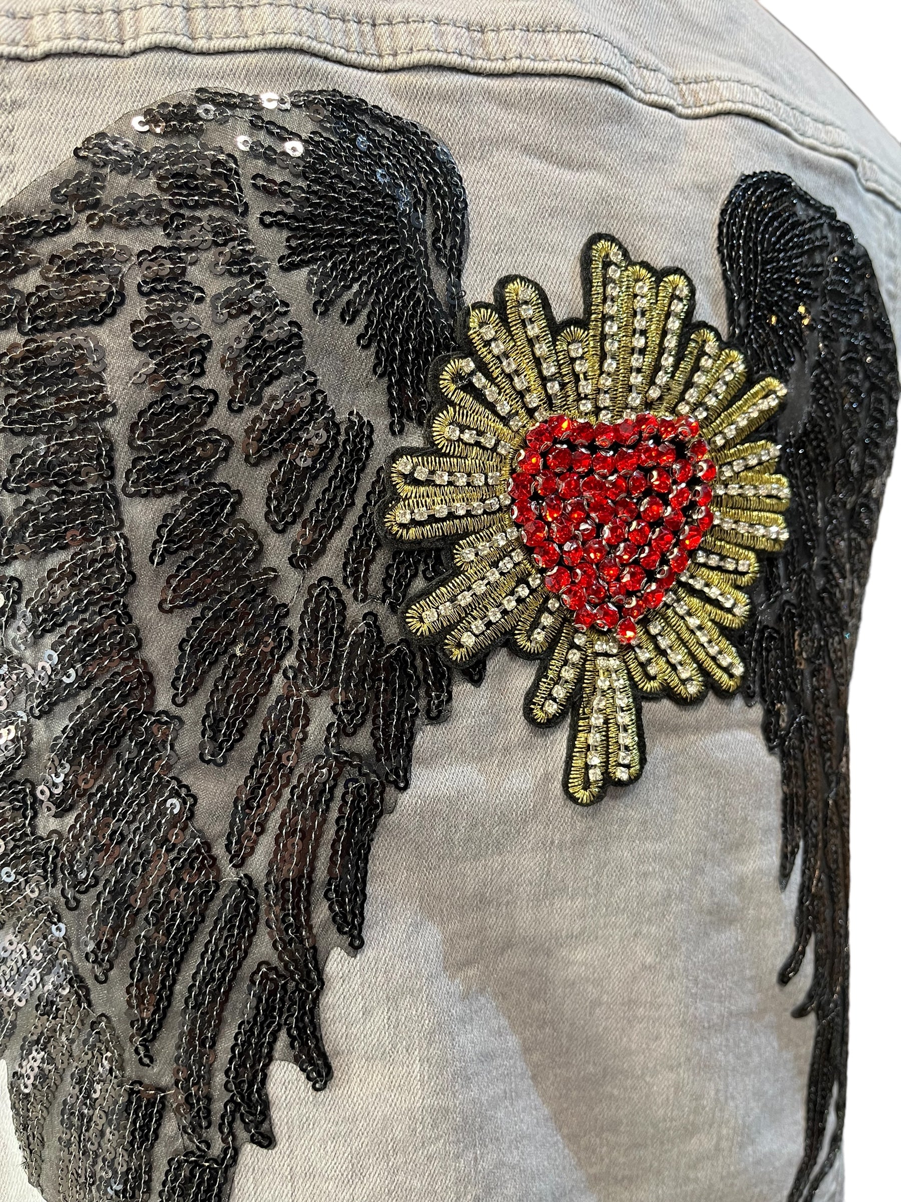 Chaleco vaquero gris con alas y corazón
