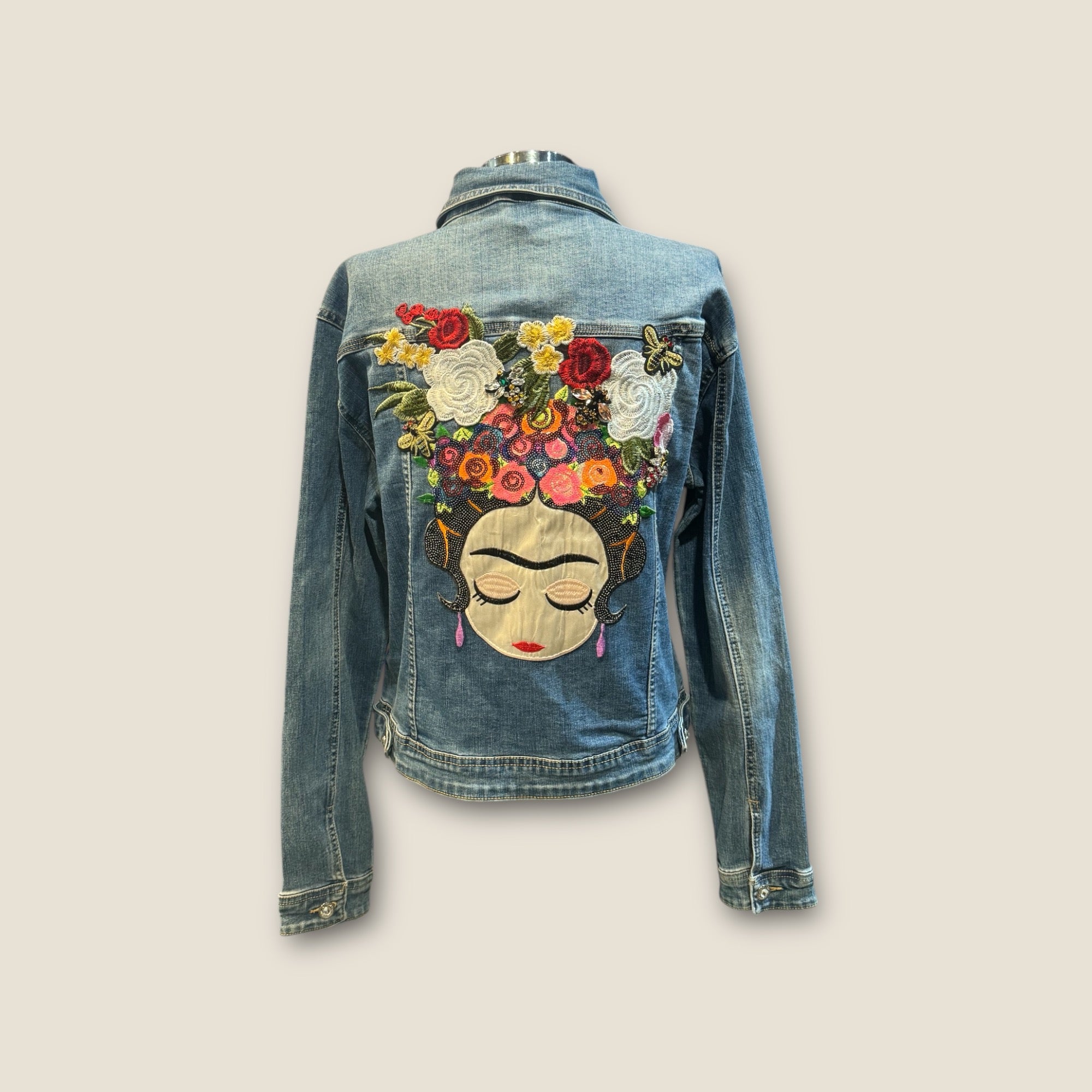 Chaqueta Frida con flores y pedreria