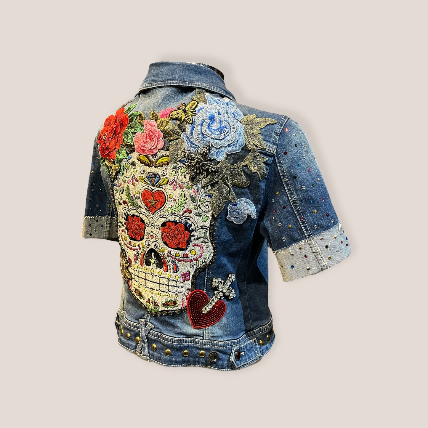 Chaqueta vaquera con calavera y gran cantidad de parches bordados y pedrería