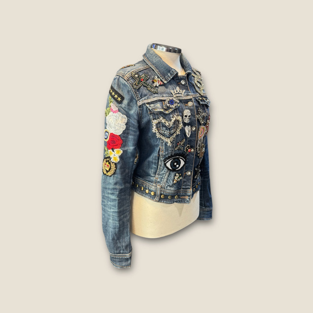 Chaqueta vaquera alas negras y multitud de parches