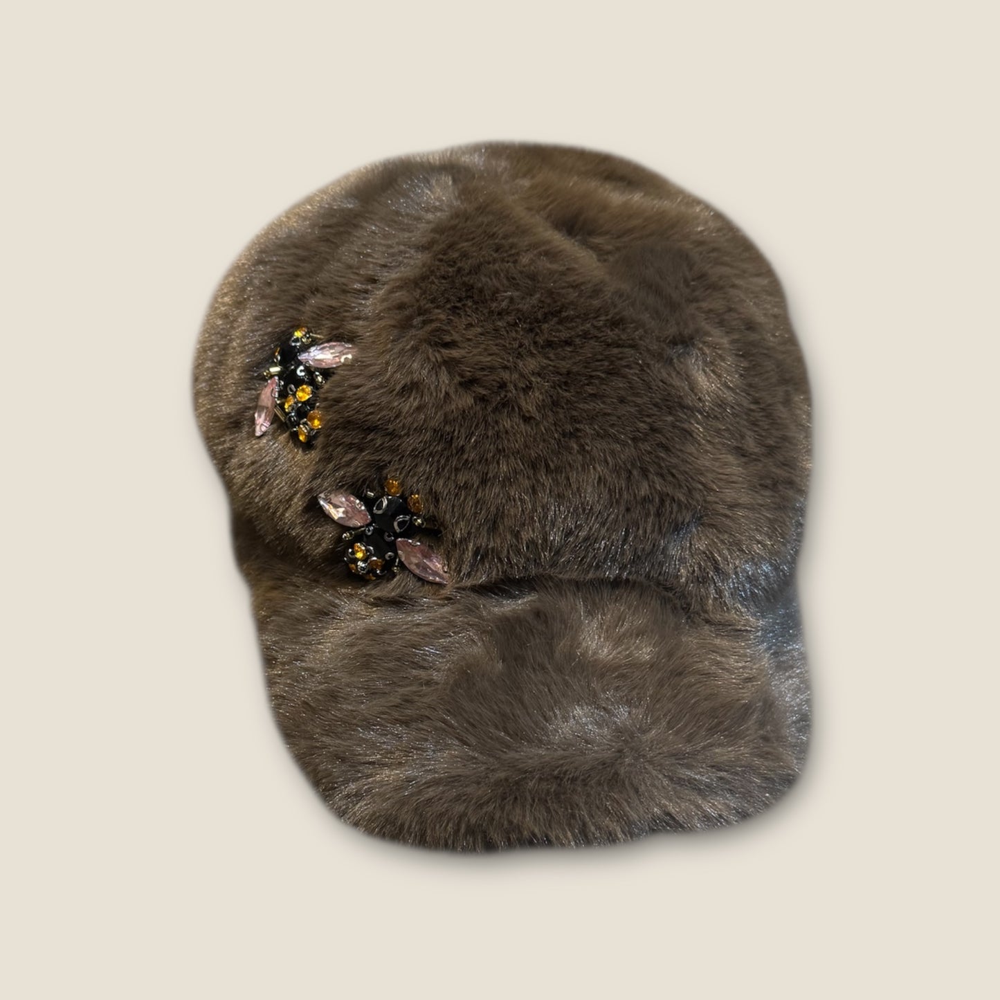 Gorra pelo con pedrería