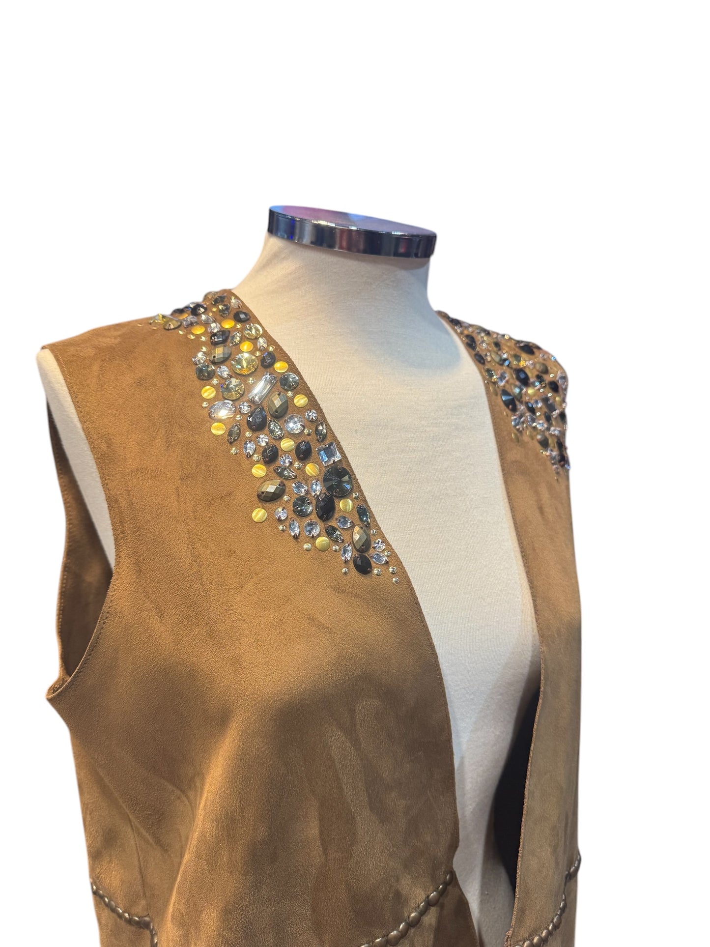 Chaleco de Ante Marrón con Mandala de Tachuelas y Flecos