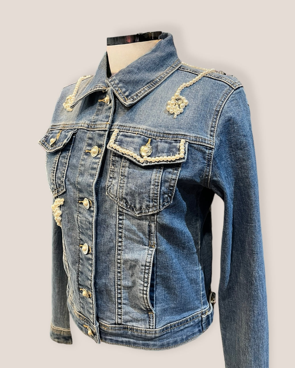 Chaqueta vaquera alas de ángel y perlas