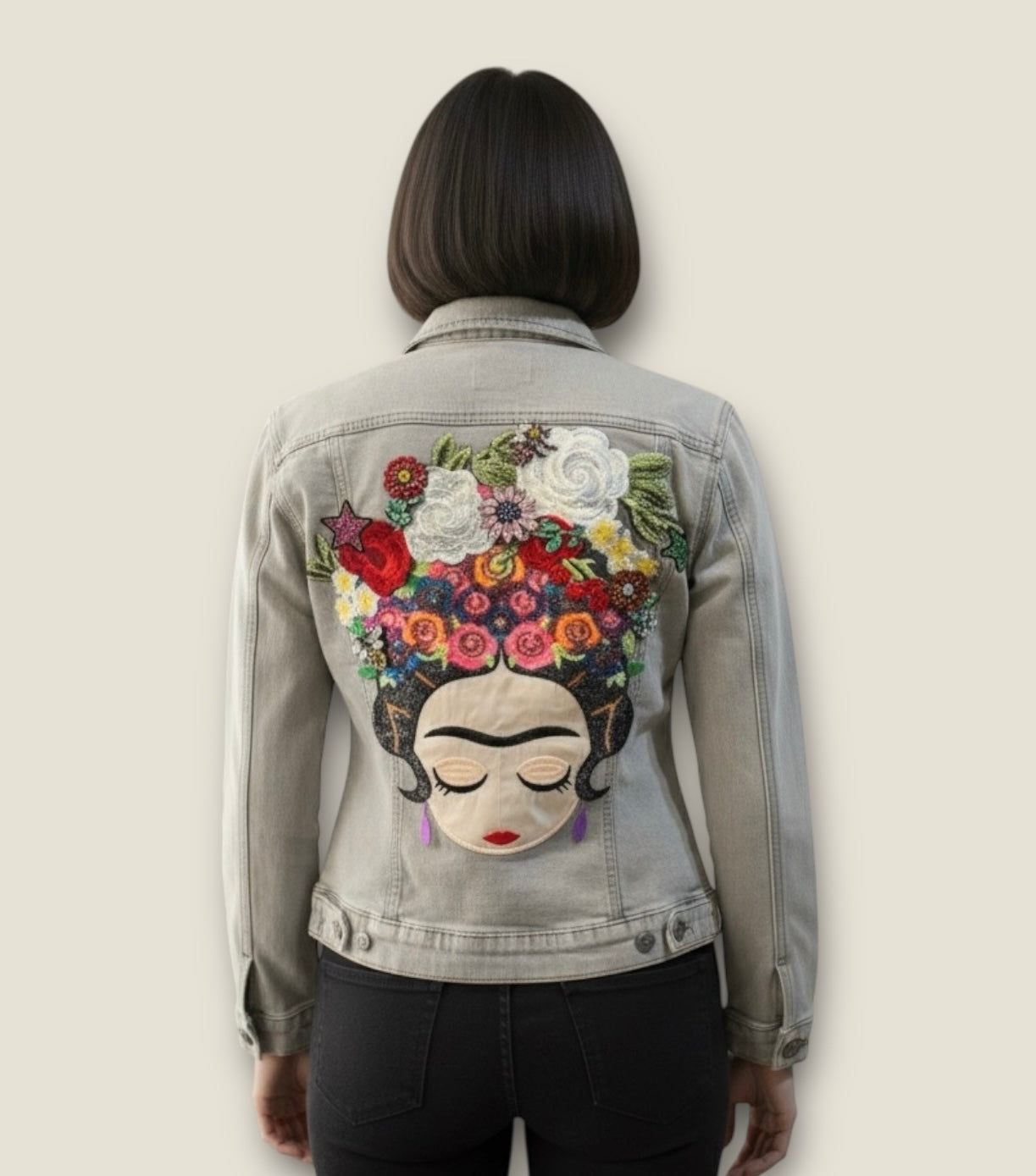Chaqueta vaquera gris Frida con flores y pedreria