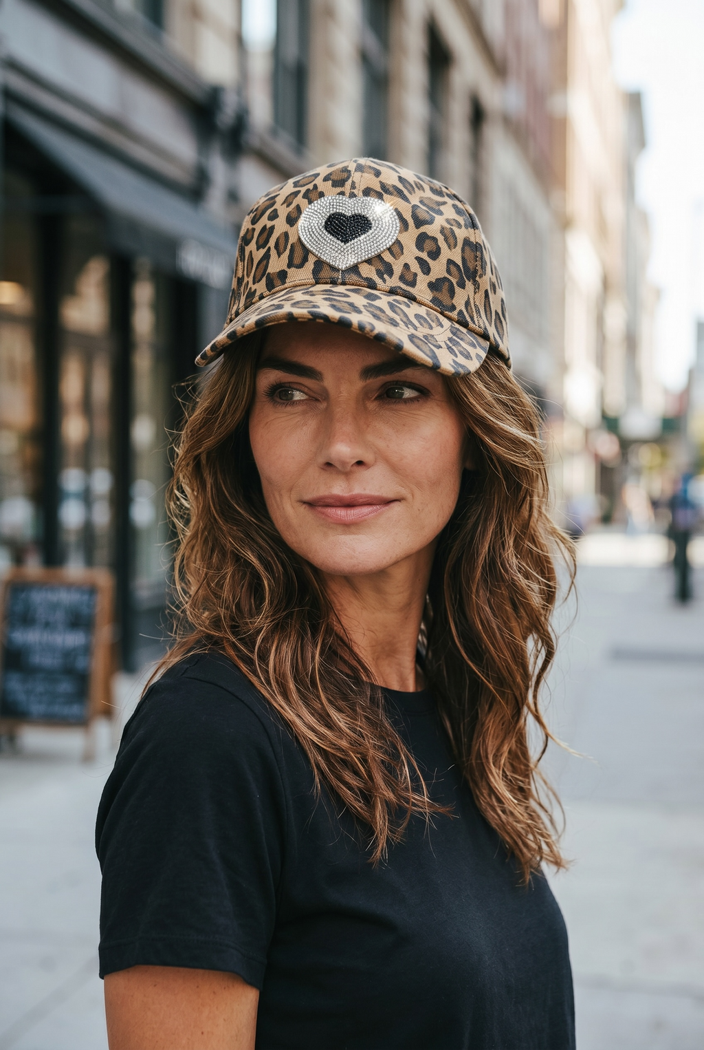 Gorra animal print con corazon strass